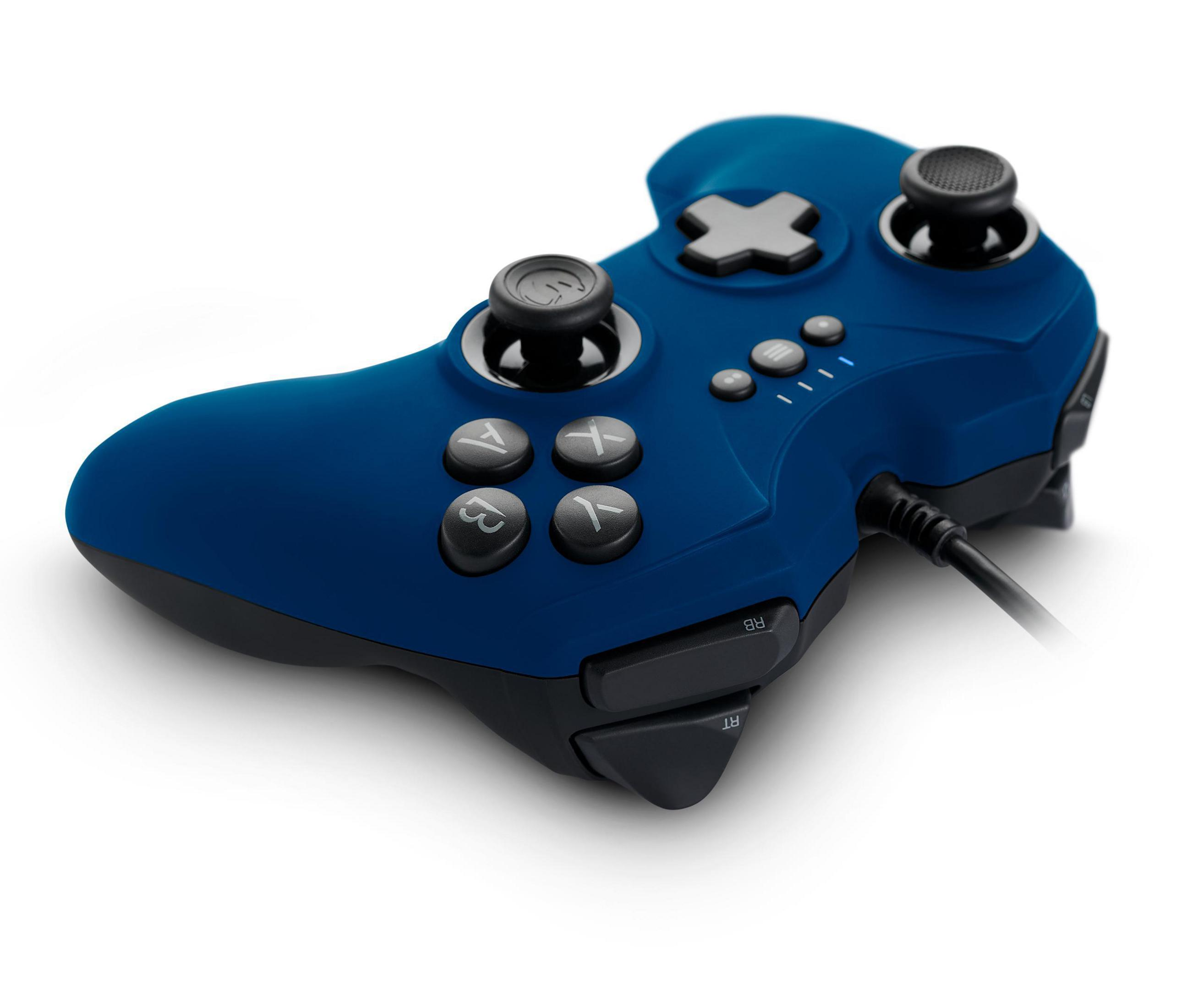 Niebieski kontroler do gier z przyciskami i joystickami, czarny kabel, na białym tle.