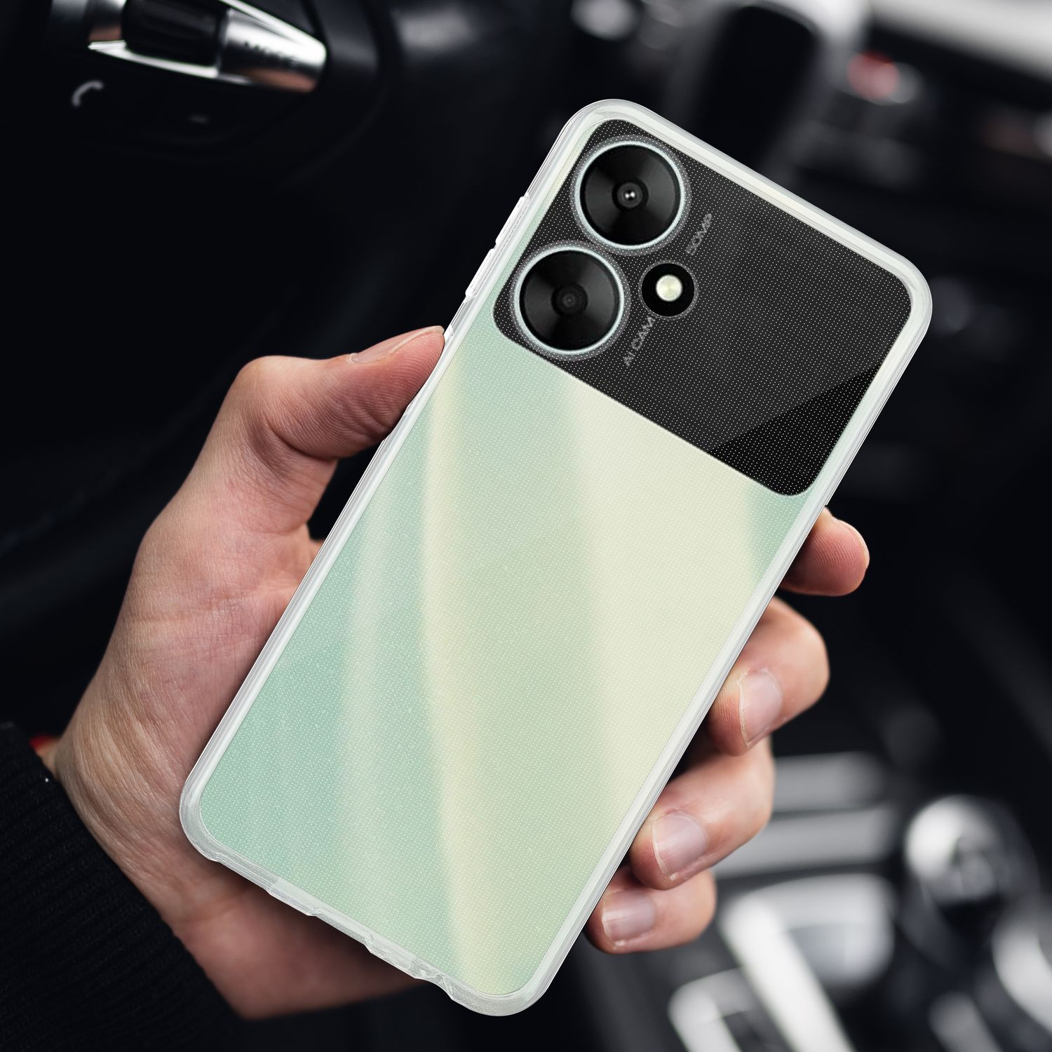 Una persona che tiene in mano un moderno smartphone in una custodia trasparente.