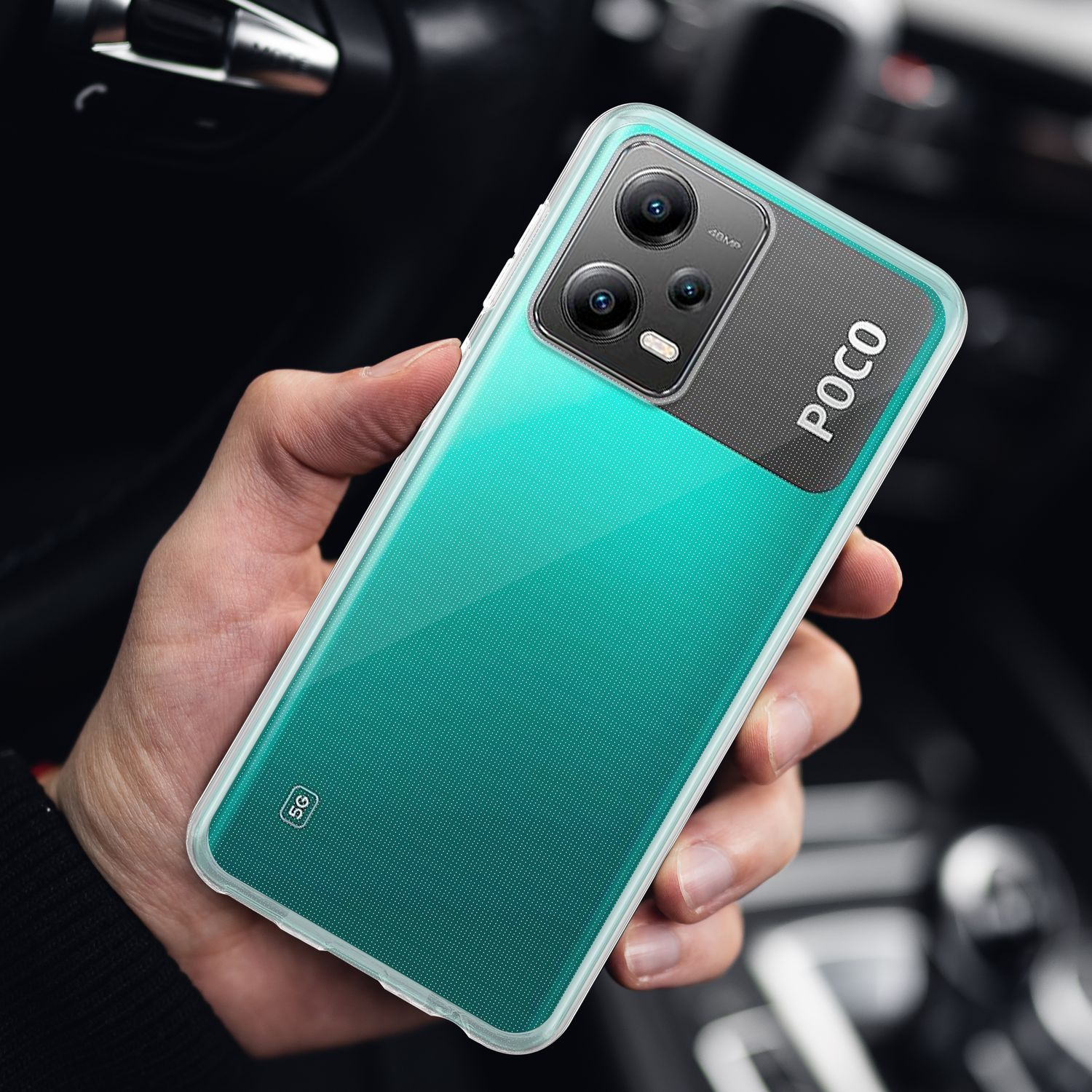 Una custodia per telefono POCO color verde acqua tenuta in mano, con una configurazione a doppia fotocamera.