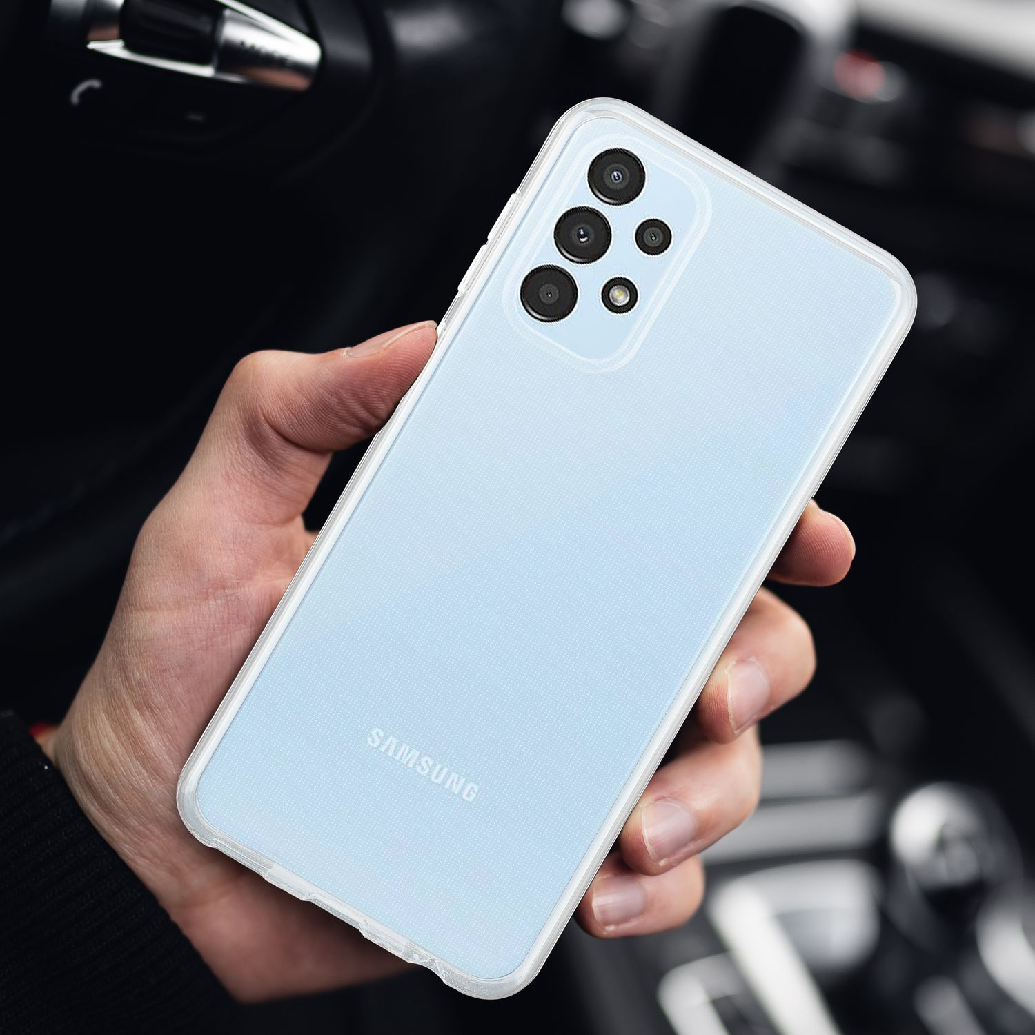 Una persona che tiene in mano un telefono Samsung azzurro. Il telefono ha più lenti per fotocamera.