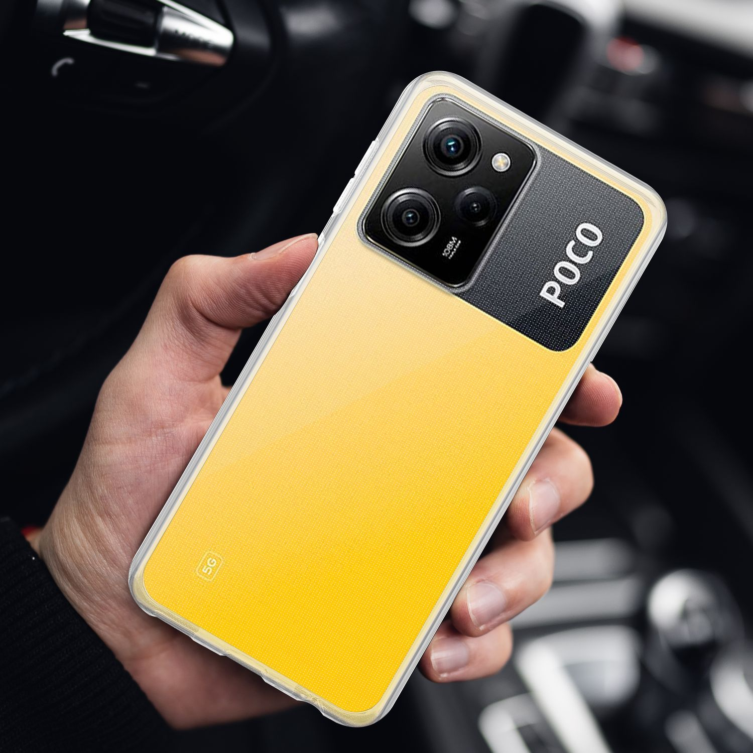 Una custodia gialla per telefono in mano, con sezione fotocamera nera. La custodia ha il marchio POCO.