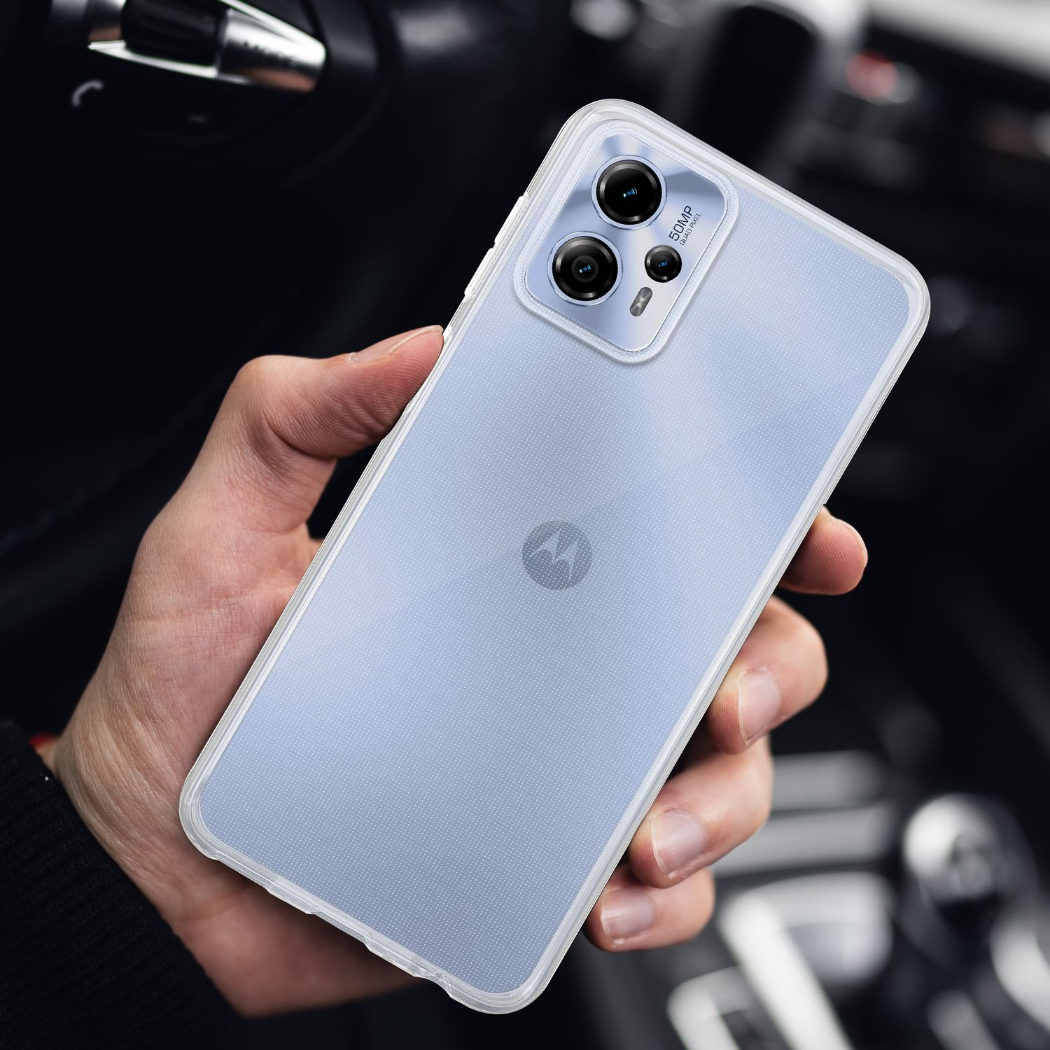 Una mano che tiene uno smartphone con custodia trasparente. Il telefono ha una fotocamera a doppia lente.