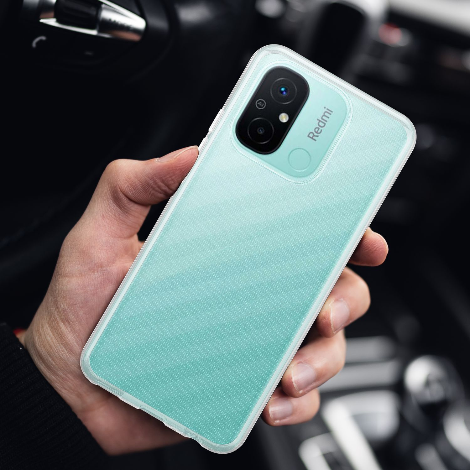 Eine Hand, die ein türkisfarbenes Smartphone mit einer transparenten Hülle hält.