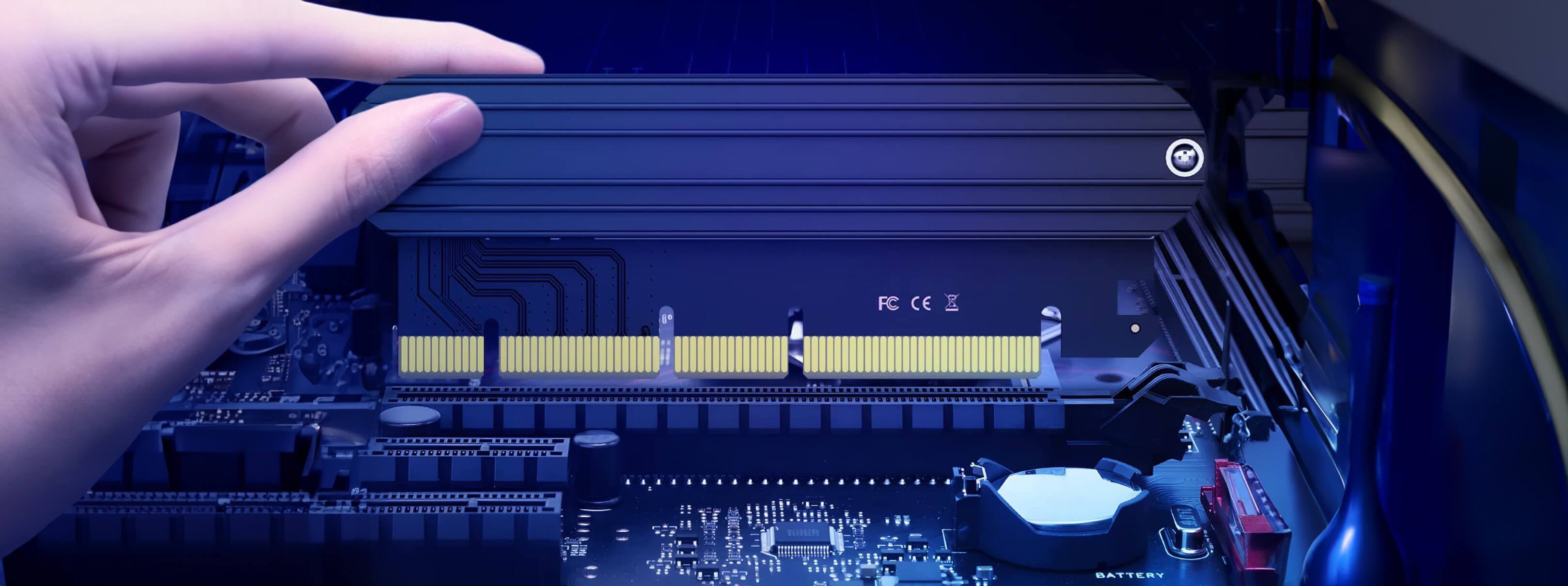 Ręka wkłada kość RAM do płyty głównej komputera. Niebieskie oświetlenie wzmacnia scenę.