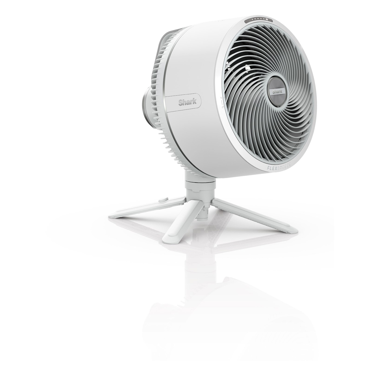 Biały wentylator Shark ze spiralną kratką na białym stojaku. Tło jest białe.