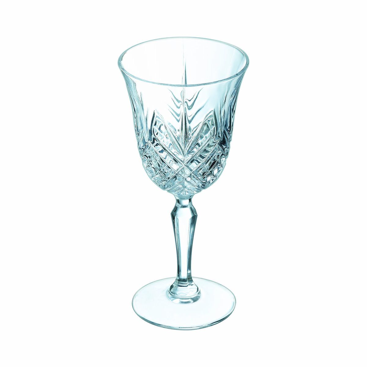 Eine klare Kristall-Champagnerflöte auf weißem Hintergrund, mit aufwändigem Design.