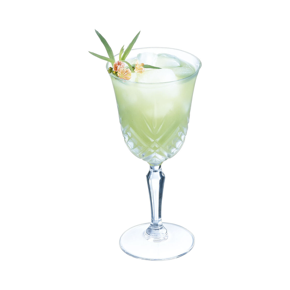 Ein Cocktail in einem Stielglas, garniert mit Blumen und Blättern, auf Weiß.
