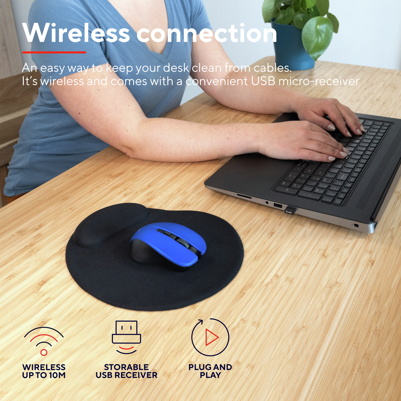 Osoba używająca myszy bezprzewodowej i laptopa. Mysz jest niebieska.