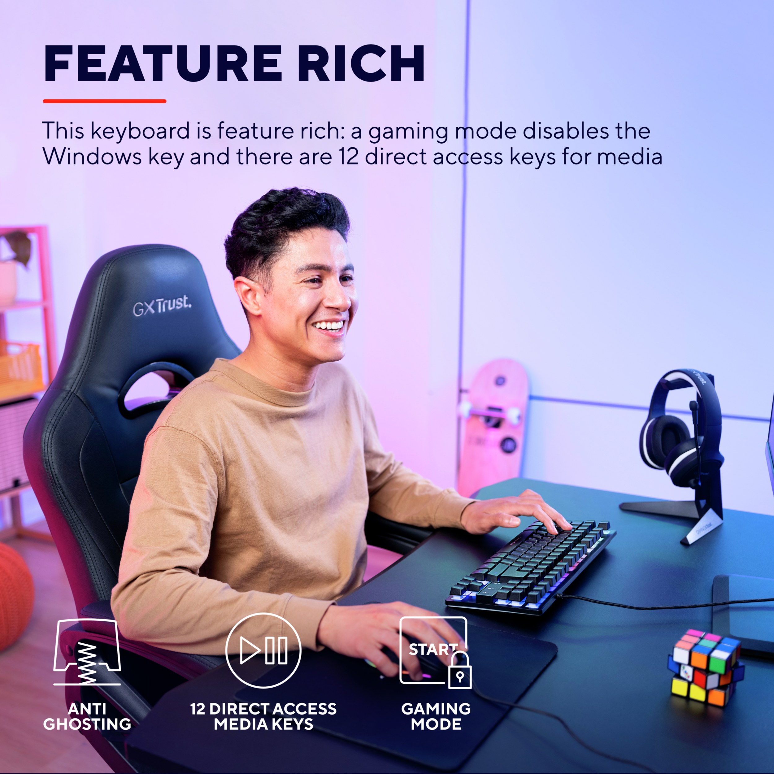 Mężczyzna używający klawiatury z krzesłem do gier, słuchawkami i kostką Rubika. Bogaty w funkcje.