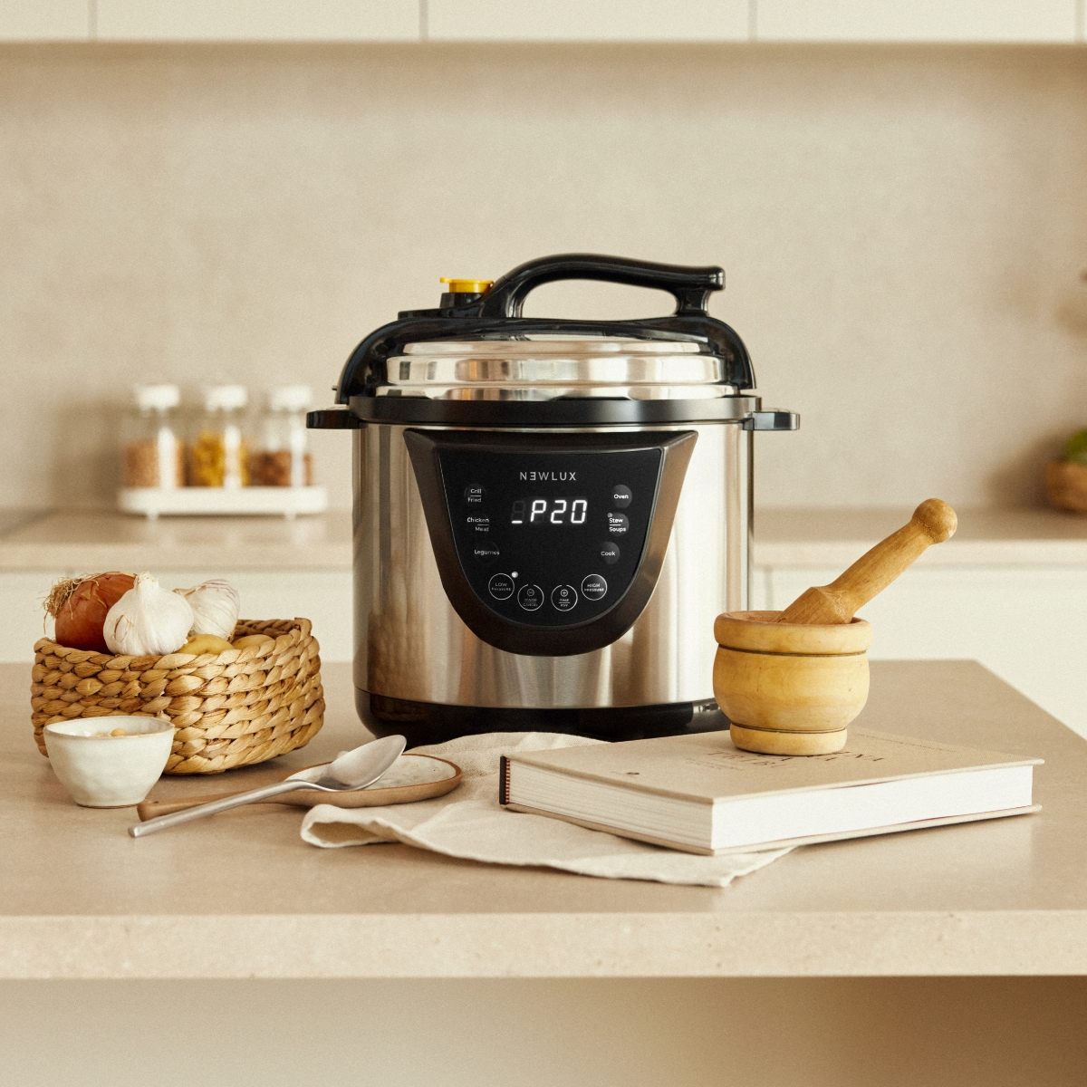 Una olla a presión con ingredientes en una encimera, en un ambiente de cocina.