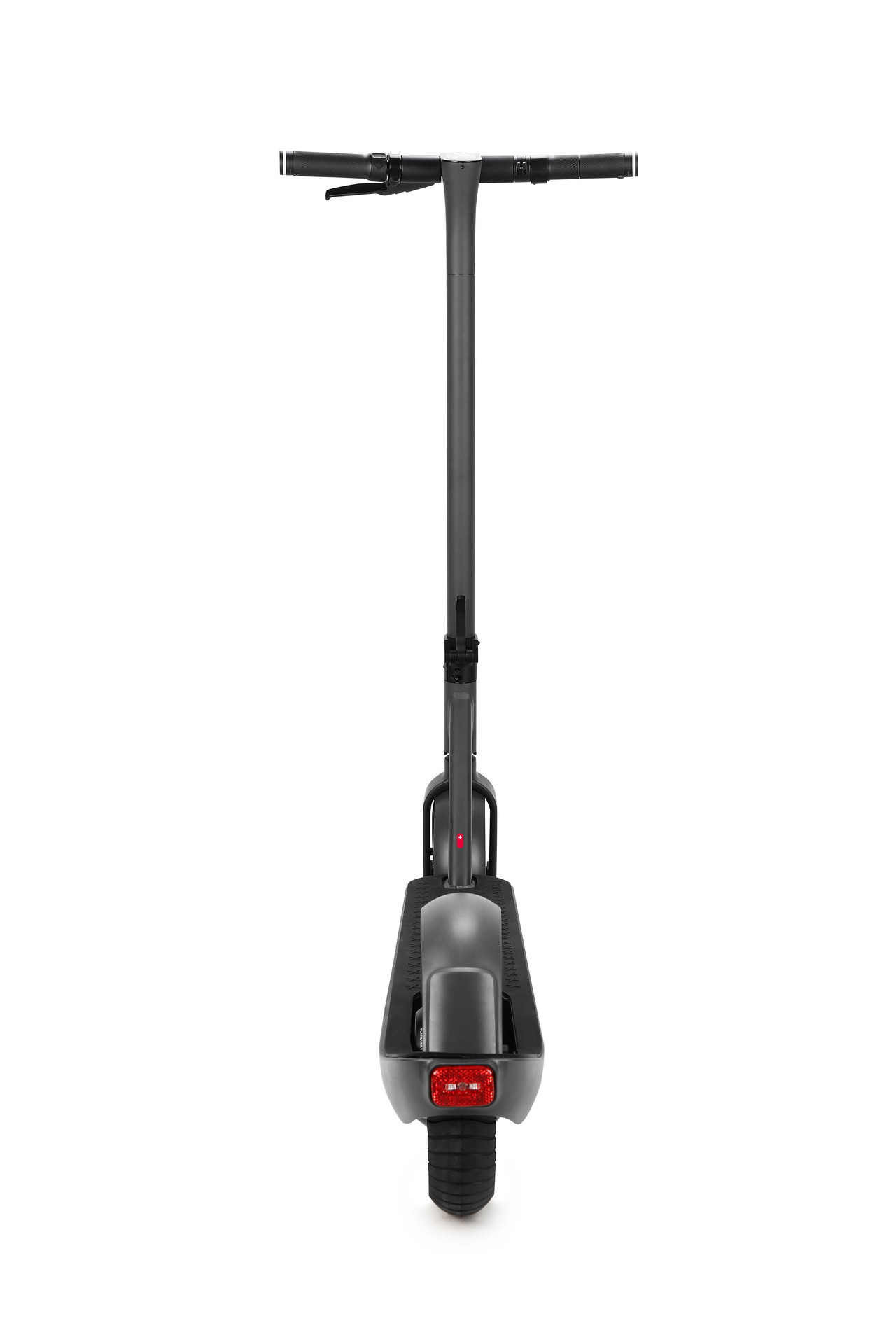 Grauer Elektroroller, von hinten betrachtet, isoliert auf weißem Hintergrund.