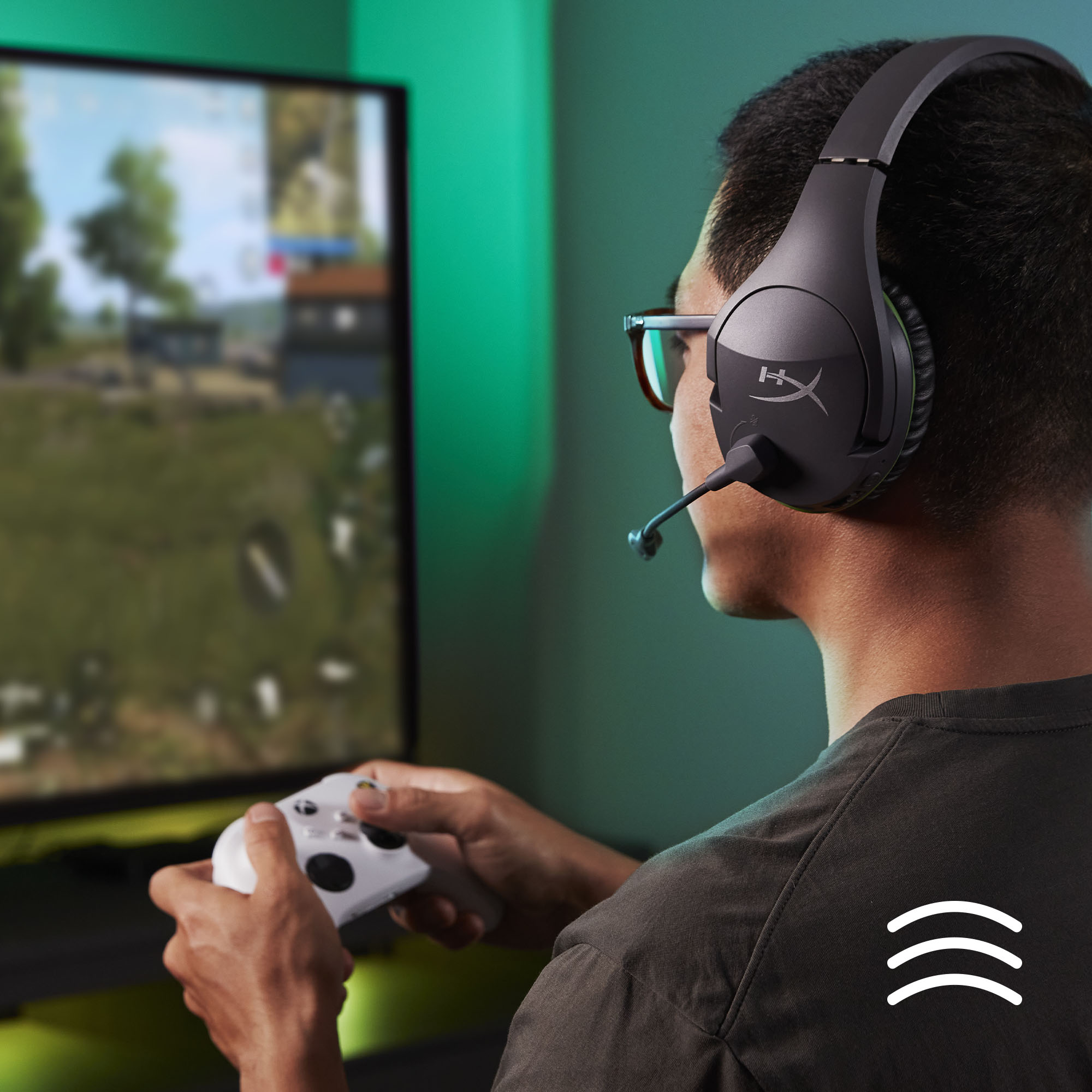Eine Person spielt ein Videospiel mit Headset und Controller.