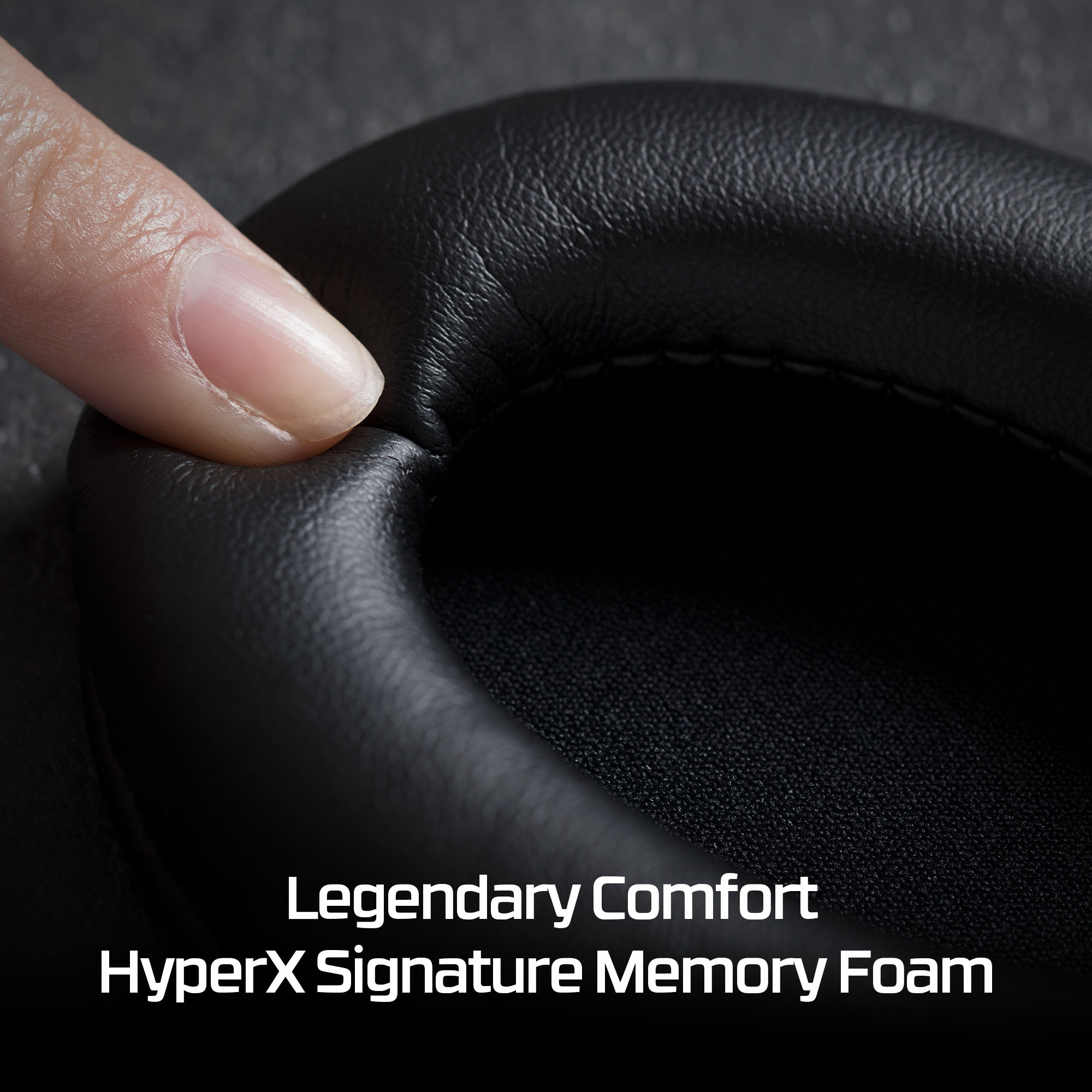 Zbliżenie czarnej poduszki nausznej słuchawek, wciskanego palcem. Tekst mówi Legendarny Komfort.