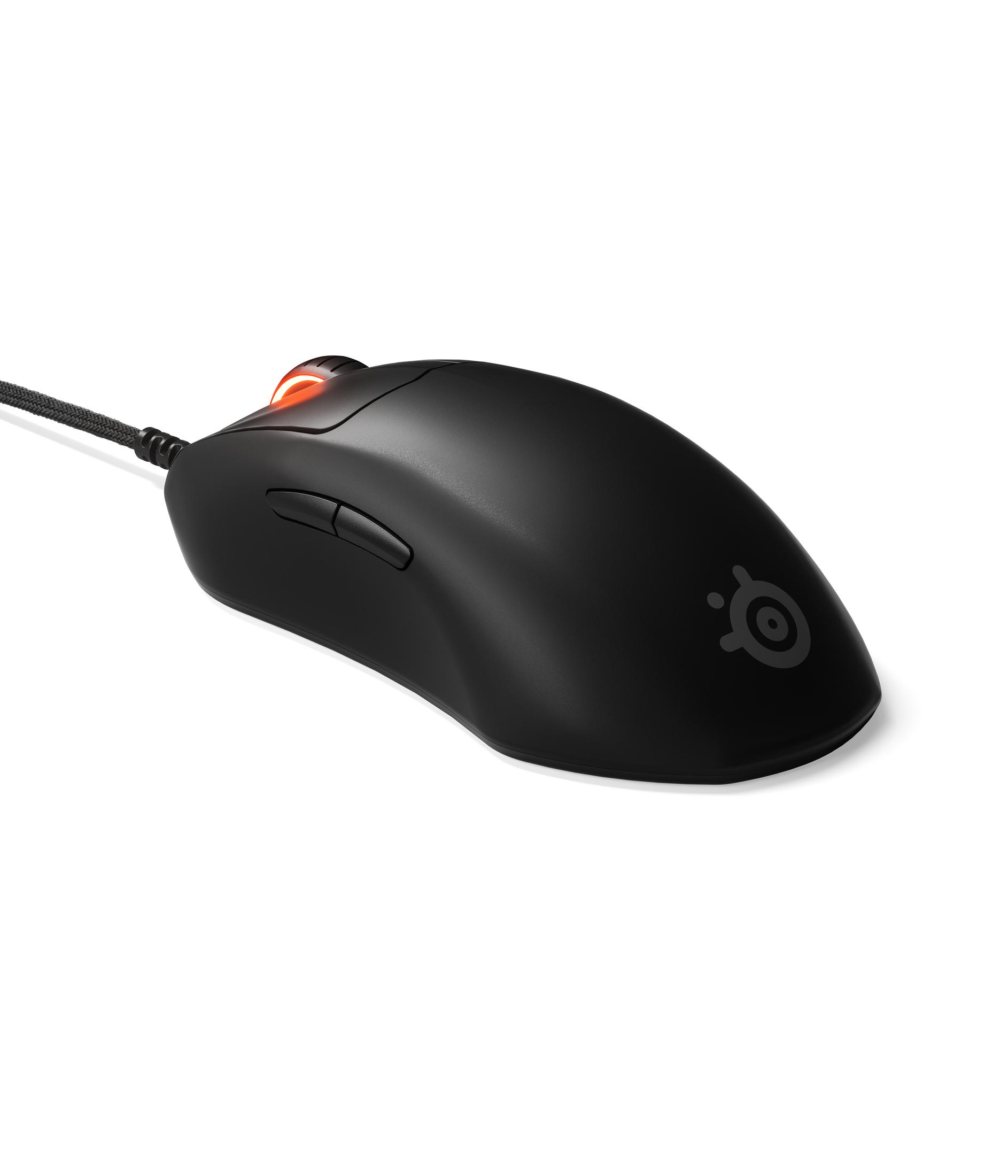 Un mouse da gioco SteelSeries nero su una superficie bianca, con una luce rossa.