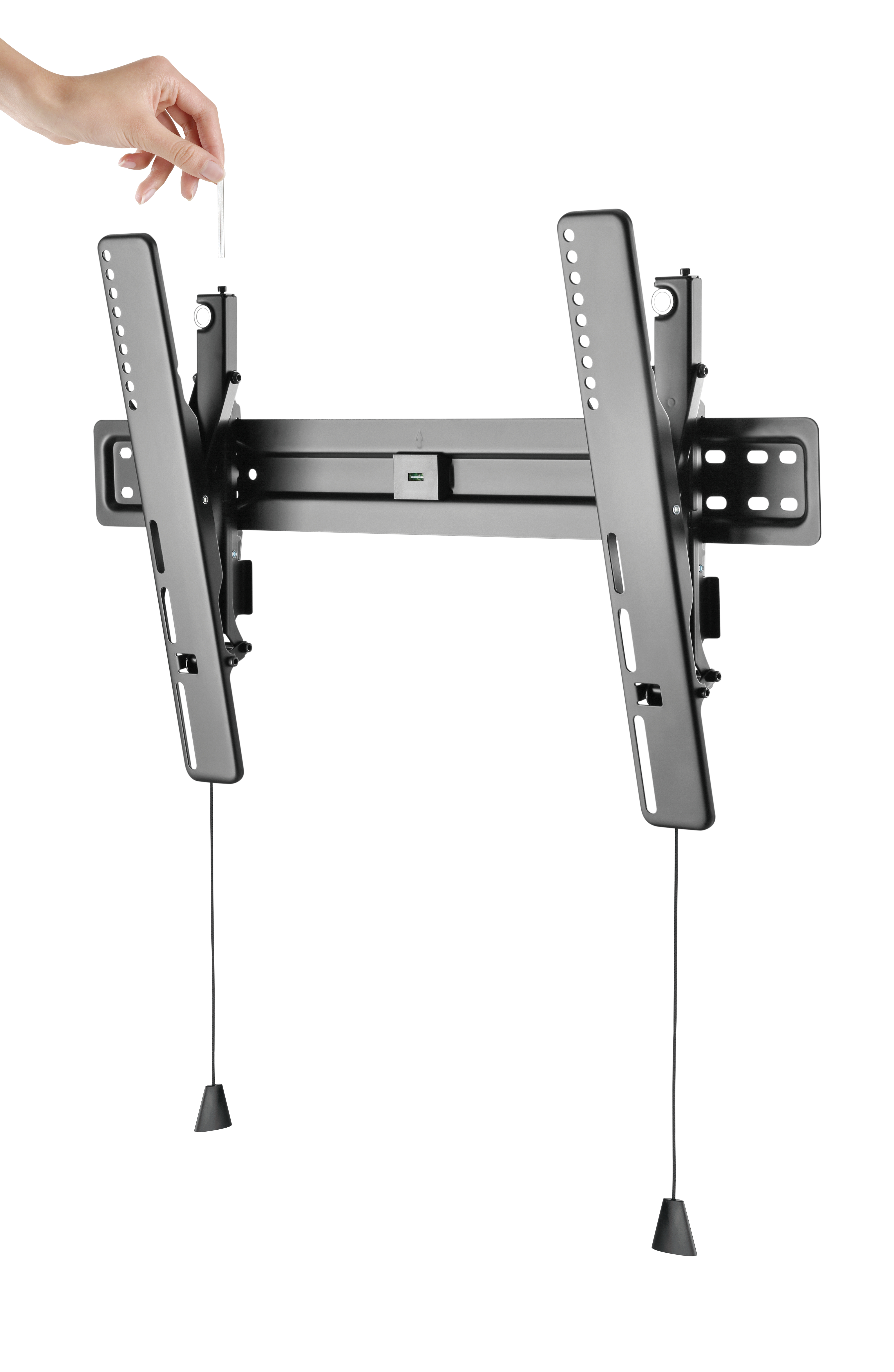 Eine Hand schraubt eine Schraube in eine TV-Wandhalterung. Die Halterung ist schwarz und auf weißem Hintergrund.