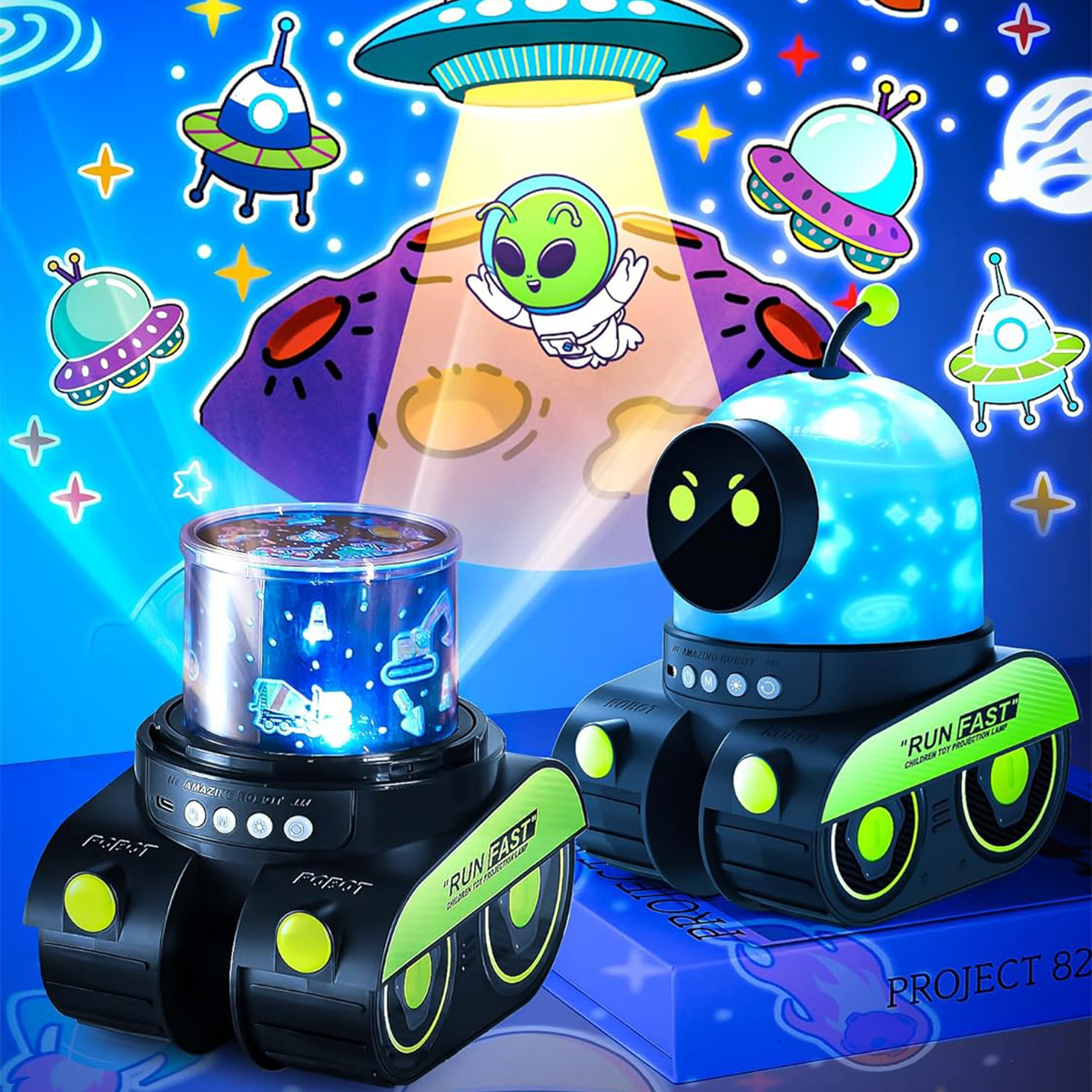 Zwei Spielzeugroboter mit leuchtenden Lichtern, einer projiziert Bilder, umgeben von Alien- und Sterngrafiken.