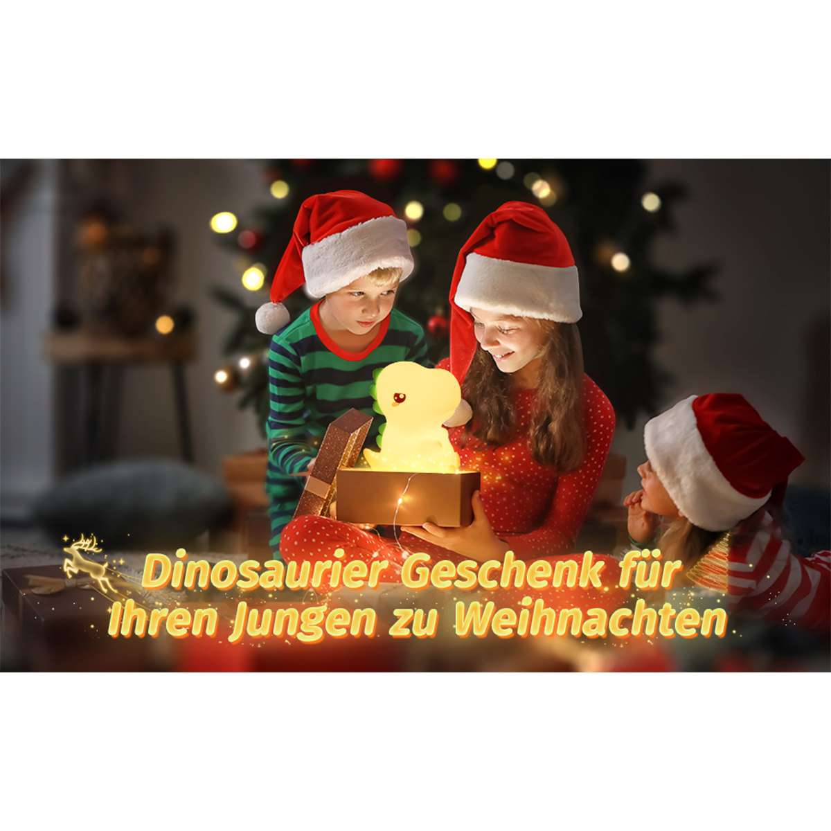 Kinder mit Weihnachtsmützen öffnen Geschenk mit leuchtender Dinosaurierlampe. Weihnachtliche Szene.