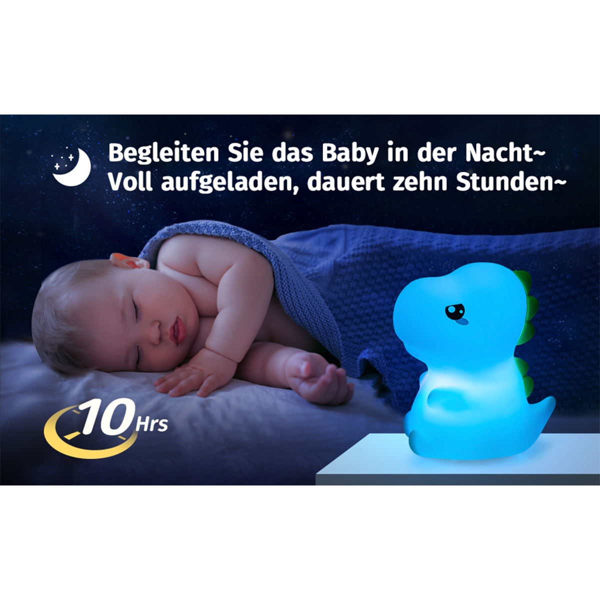 Baby schläft unter einer blauen Decke mit einem blauen Dinosaurier-Nachtlicht.