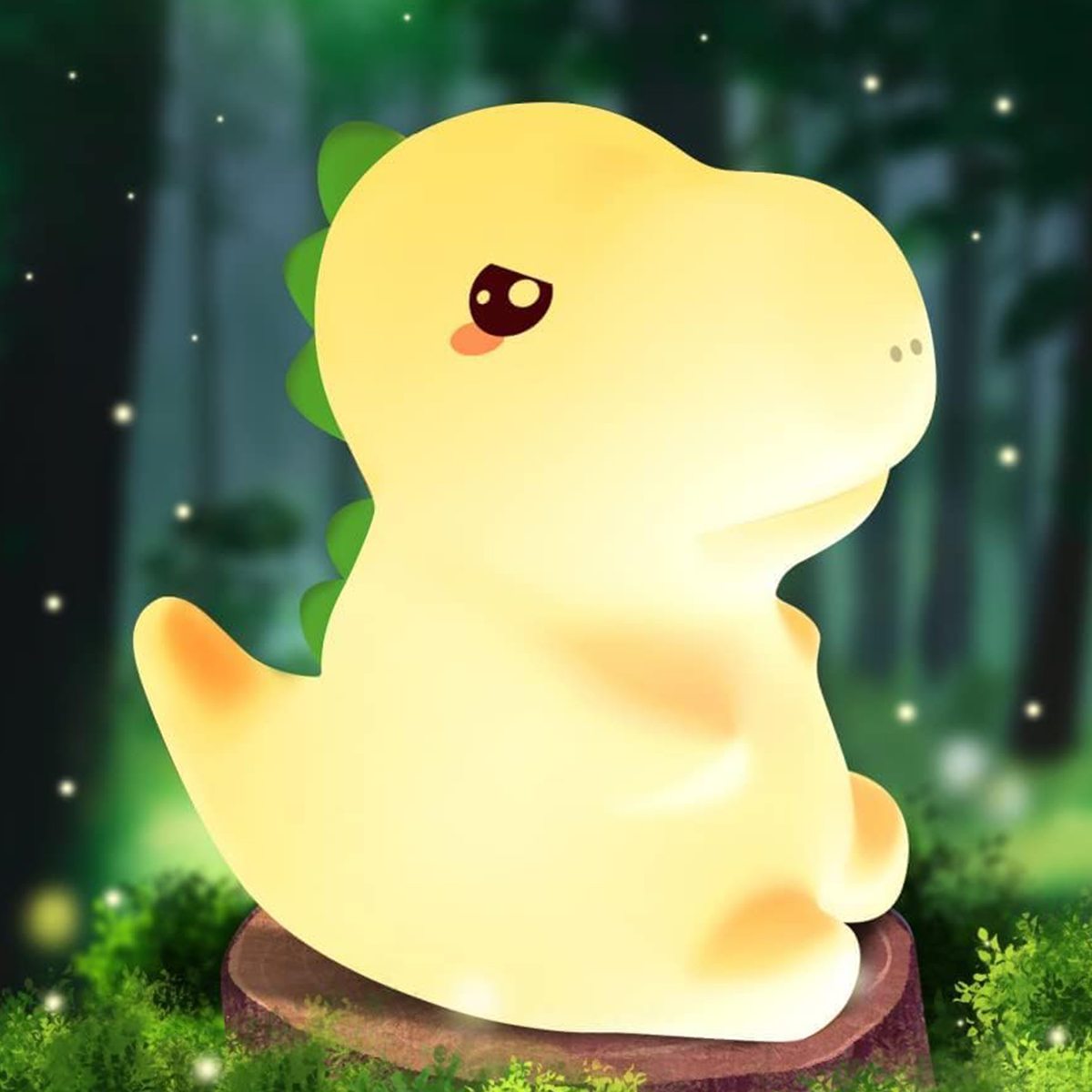 Gelbe, dinosaurierförmige Lampe auf einem Holzstumpf, mit grünem Waldboden.