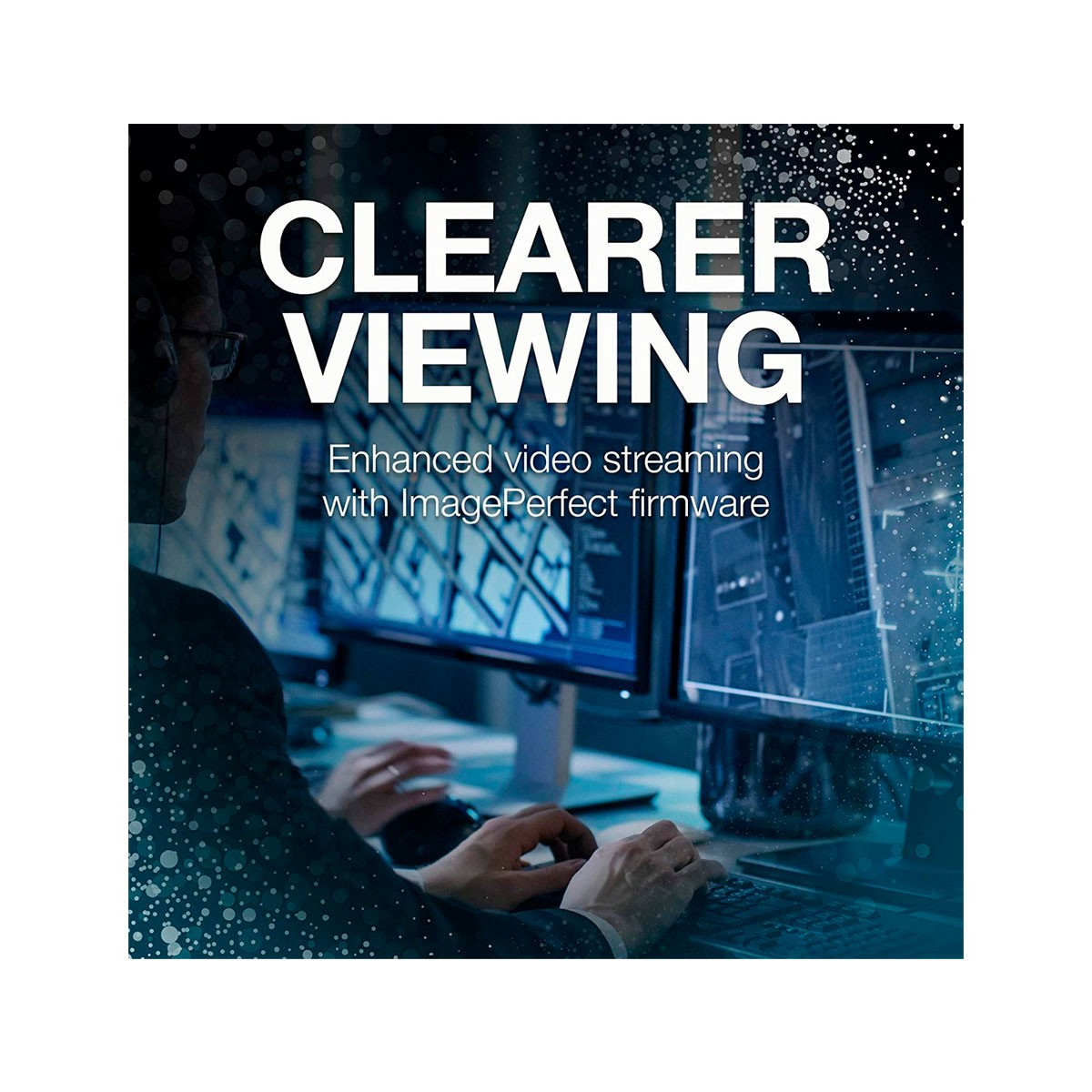 Obrazek przedstawiający osobę korzystającą z komputera z dwoma monitorami. Nakładka tekstowa: Clearer Viewing.