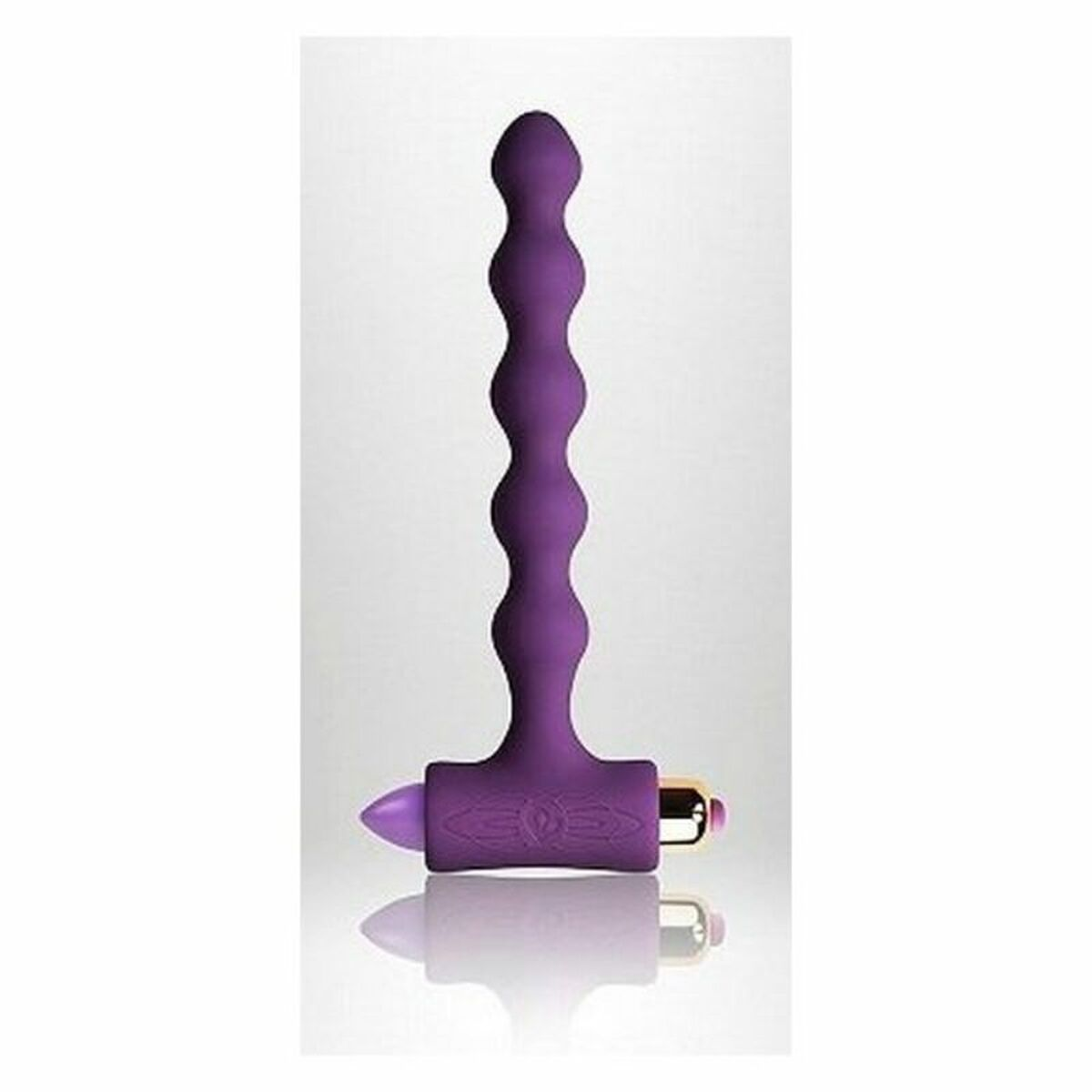 Lila Sexspielzeug mit gebogenem, geriffeltem Design. Es hat einen abgerundeten Kopf und einen kleinen Sockel.