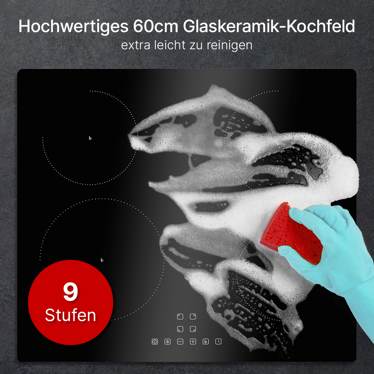 Schwarzer Elektroherd wird mit rotem Schwamm und blau behandschuhter Hand gereinigt.