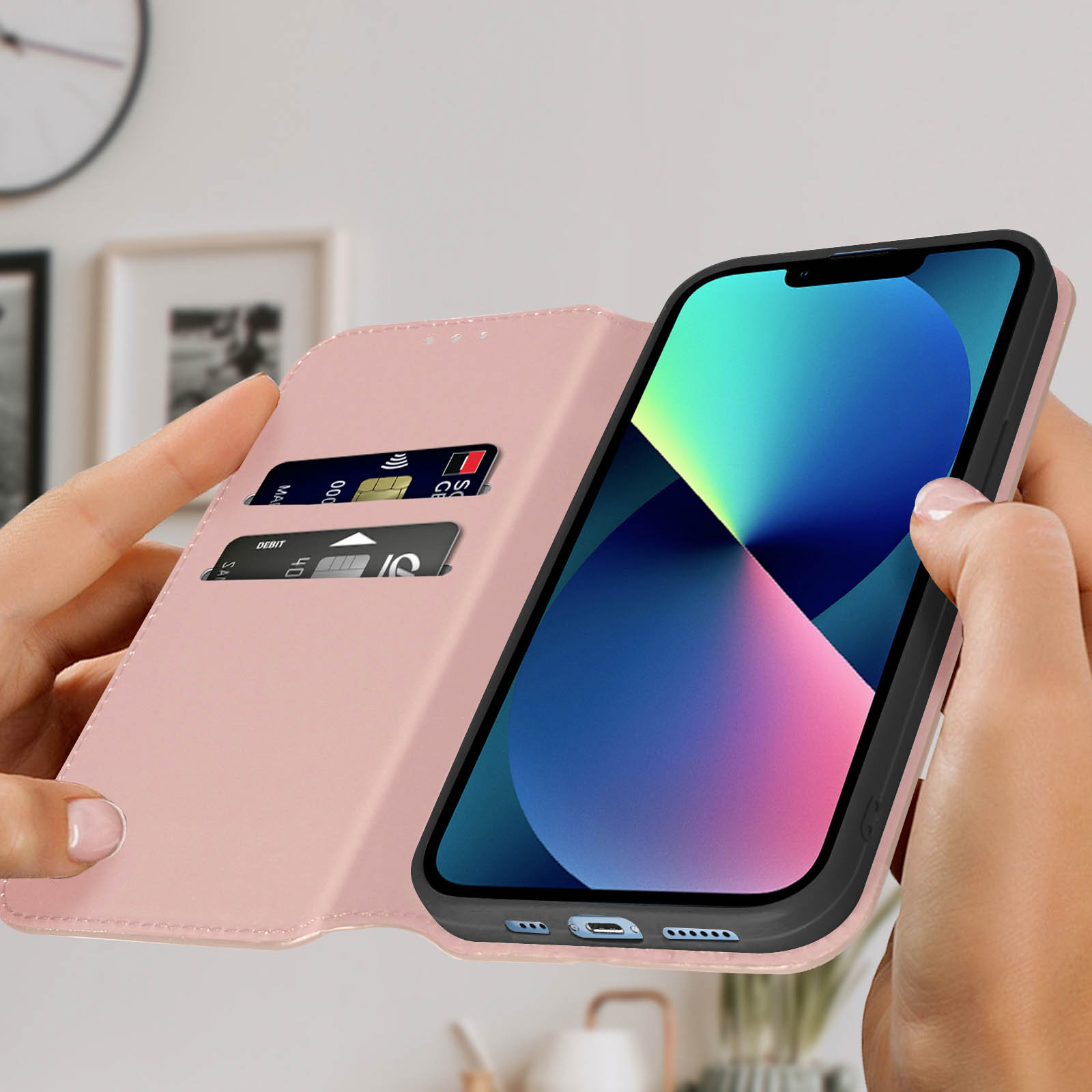 Handen houden een roze telefoonhoes vast met een telefoon erin.