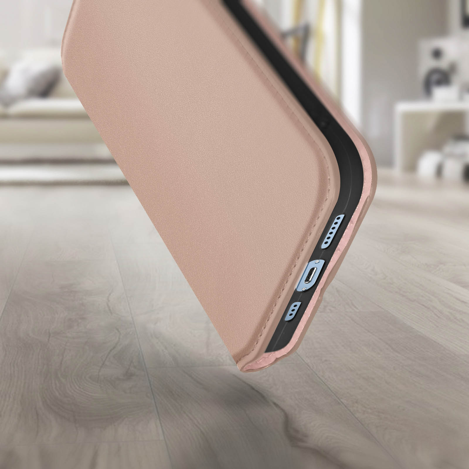 Een telefoonhoes in een vallende positie, met de rand en een deel van de achterkant.