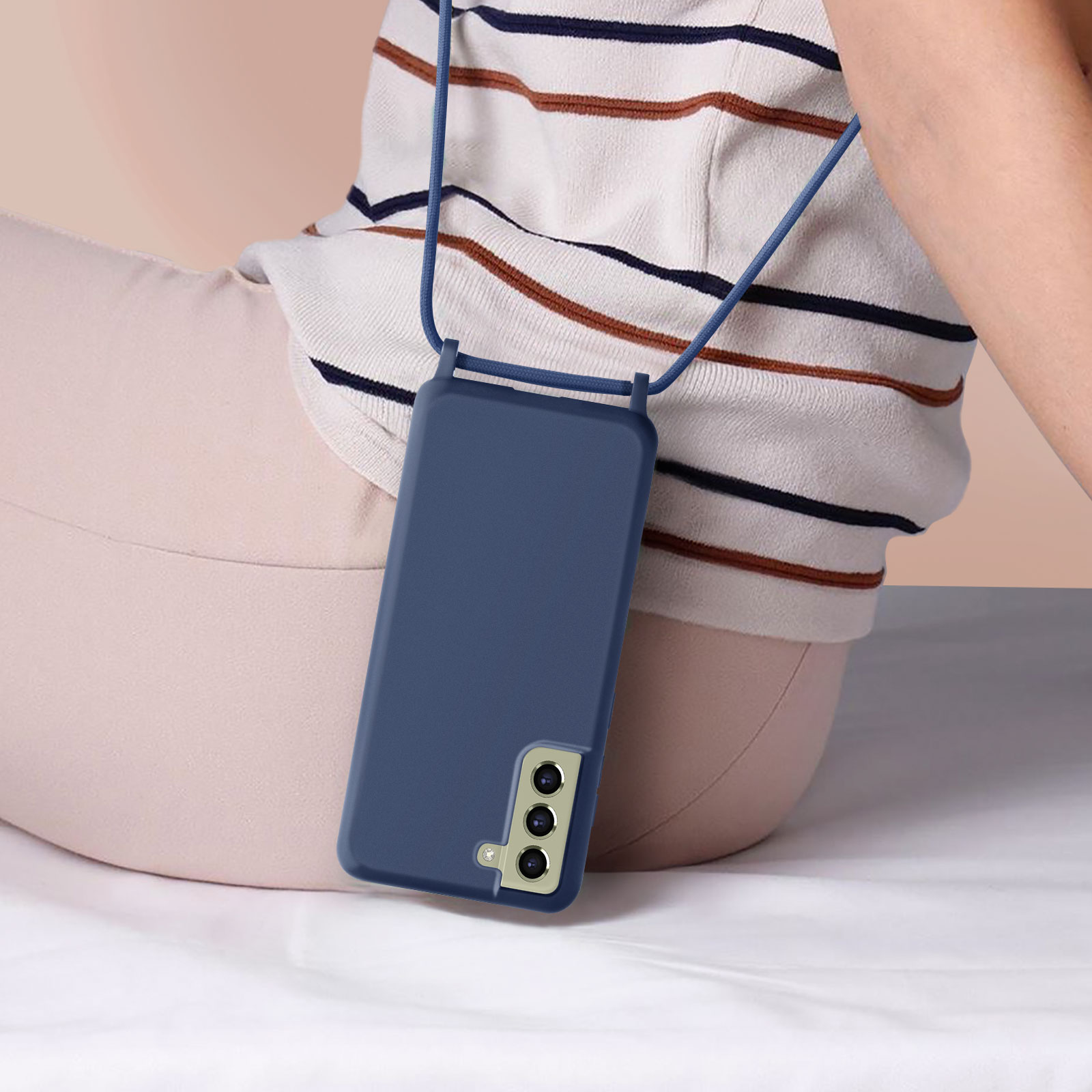 Una custodia per telefono blu con un cinturino attorno al collo di una persona.