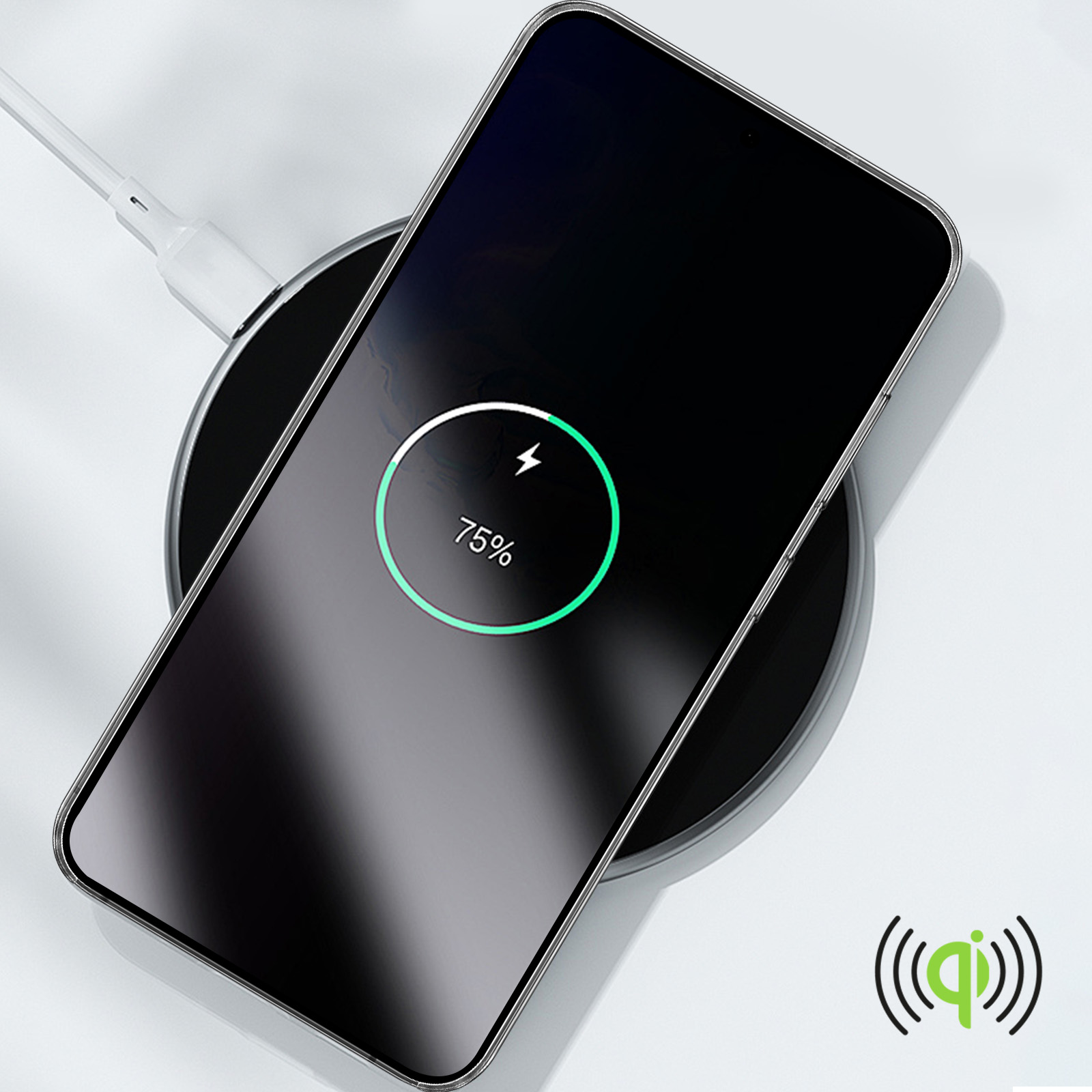 Telefon na ładowarce bezprzewodowej ładuje się, pokazując 75%. Ładowarka jest czarna z zielonym symbolem ładowania.