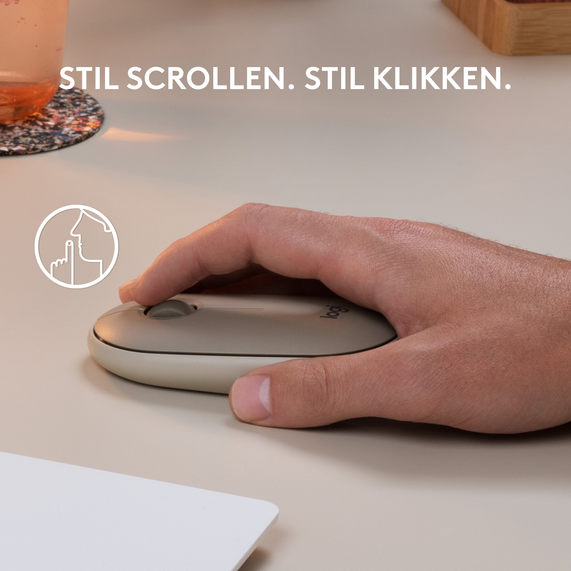 Een hand die een beige muis vasthoudt op een licht oppervlak, met tekst die stille functies aangeeft.