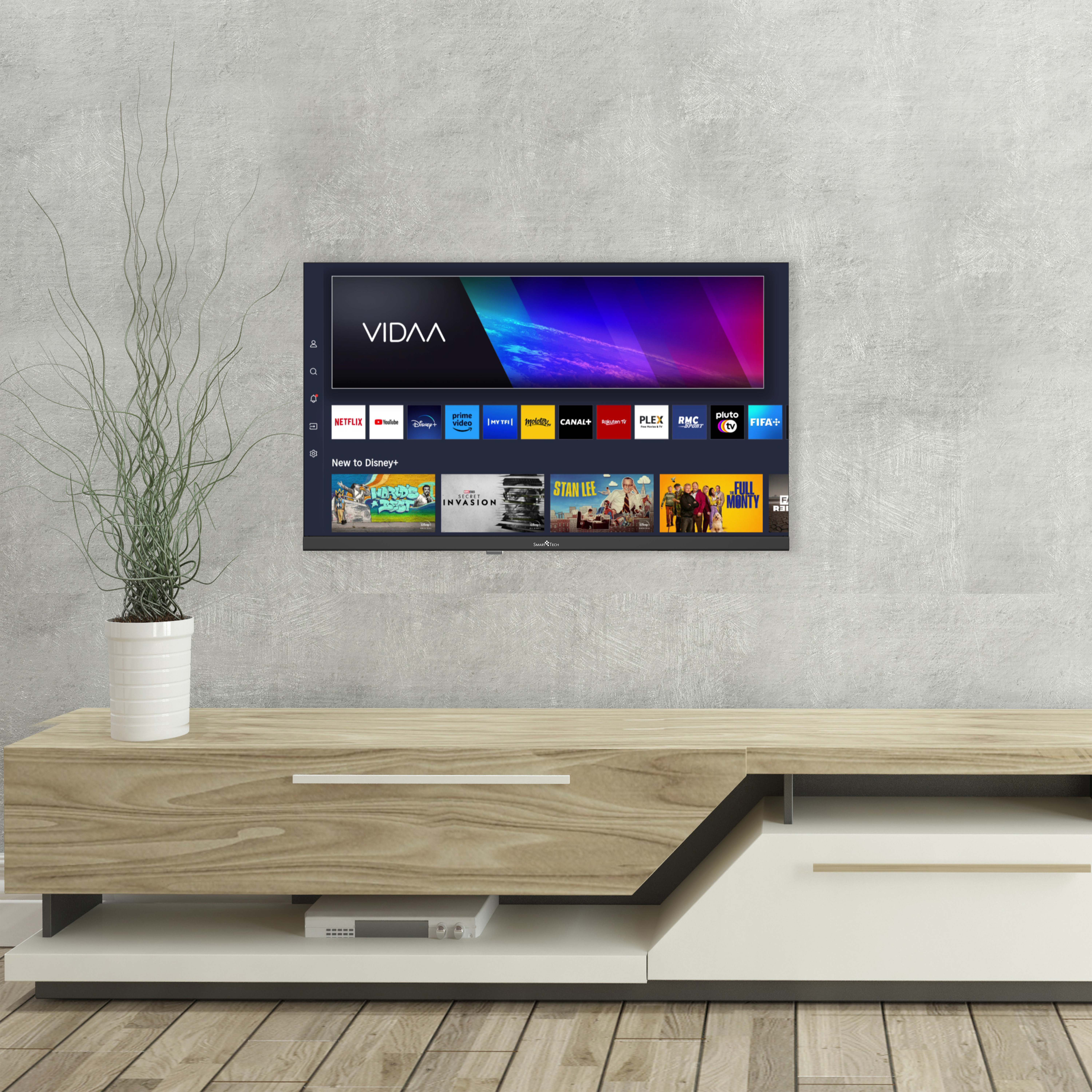 Ekran telewizora na drewnianej szafce z aplikacjami do streamingu.