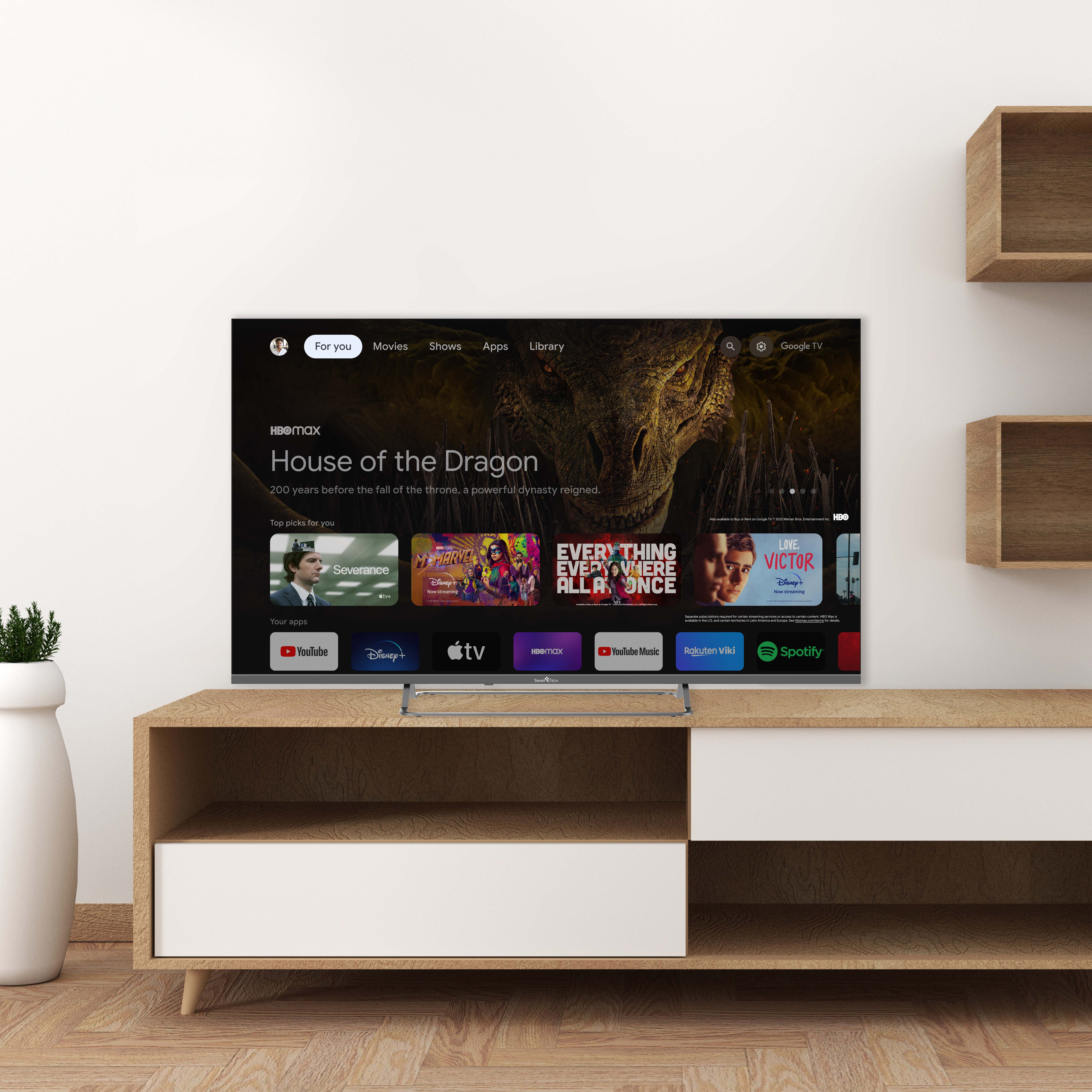 Ekran telewizora z interfejsem HBO Max, ustawiony na drewnianej szafce.