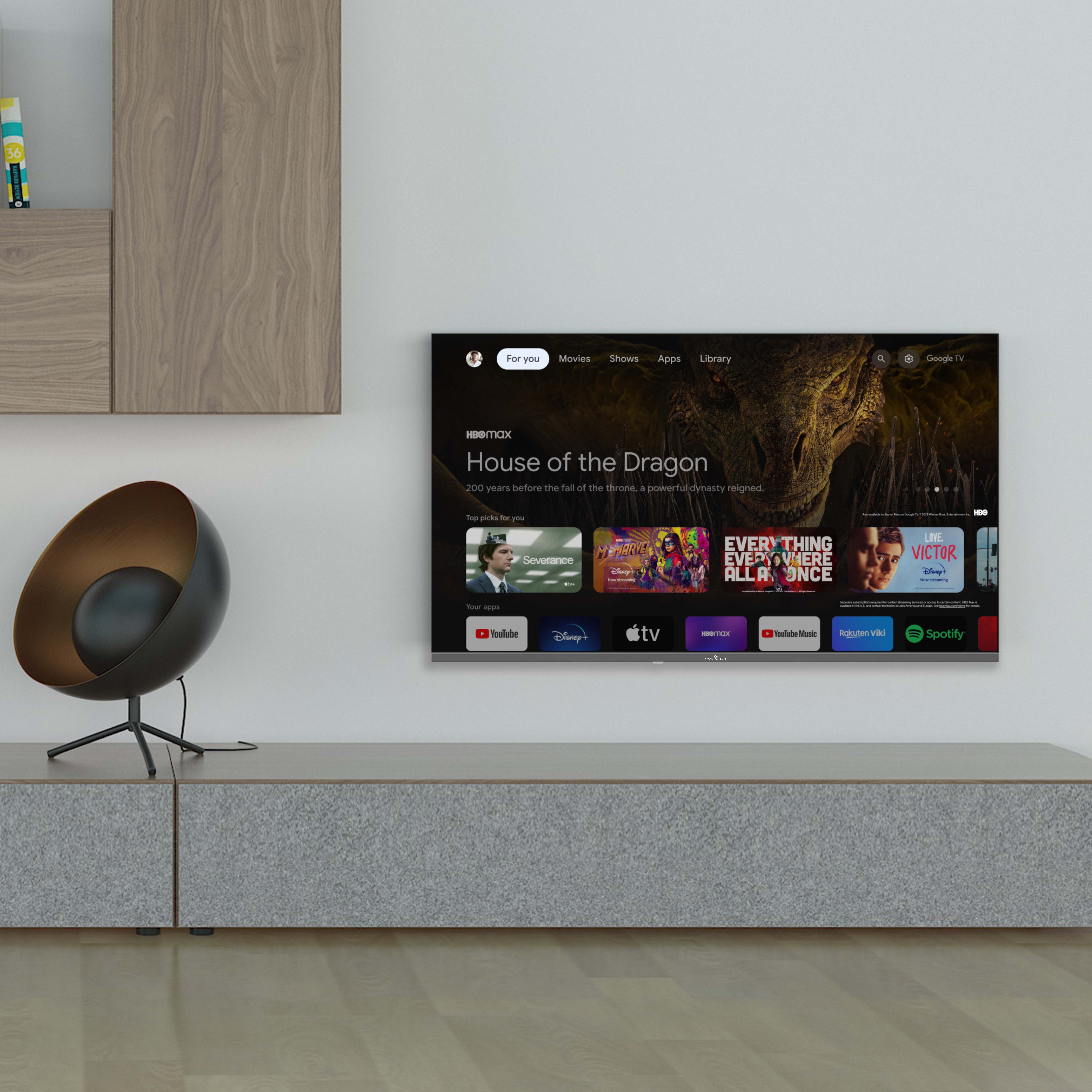 Salon z telewizorem, pokazującym "House of the Dragon". Obecne nowoczesne meble.