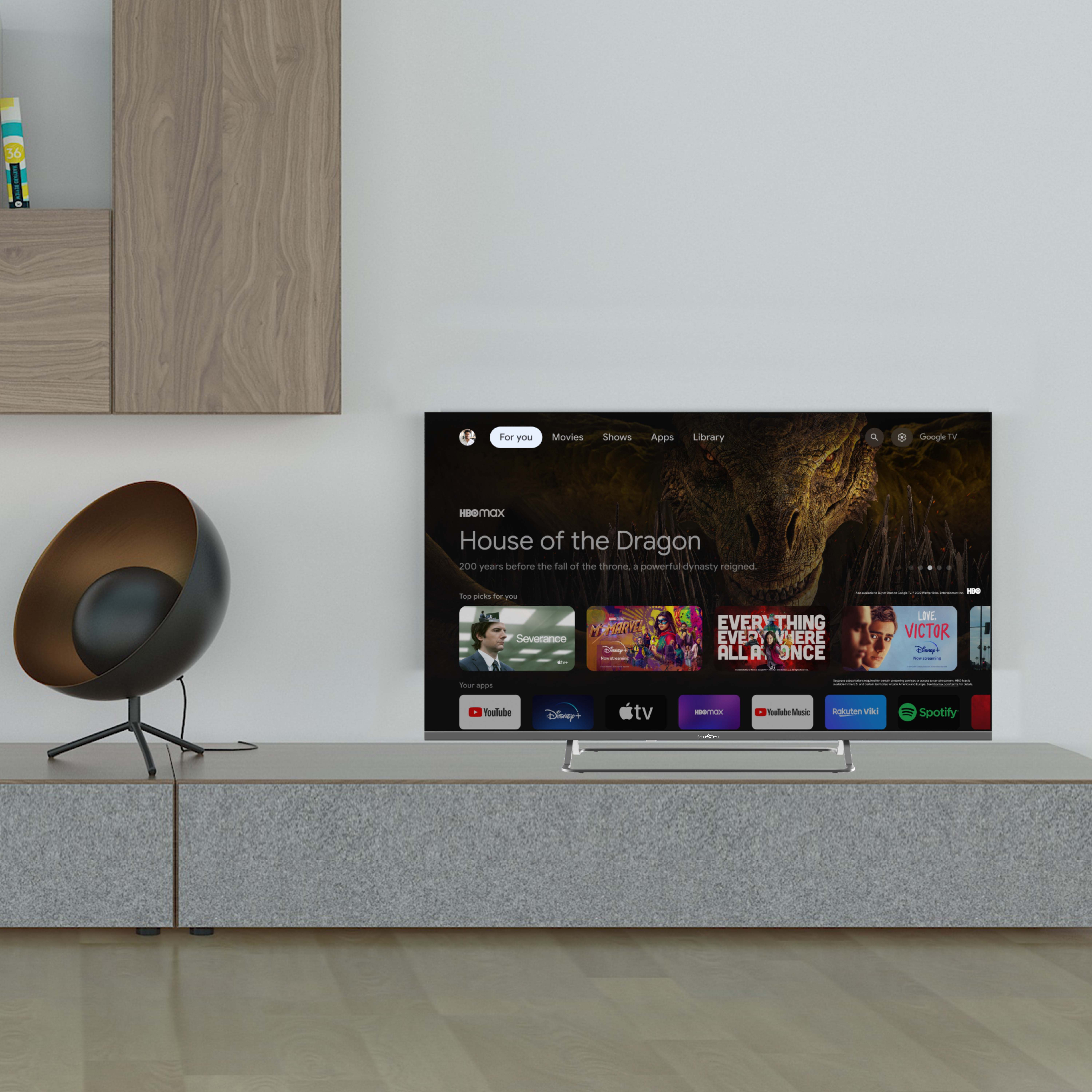 Nowoczesny telewizor na szarej szafce, z czarnym i złotym krzesłem oraz drewnianą ścianą.