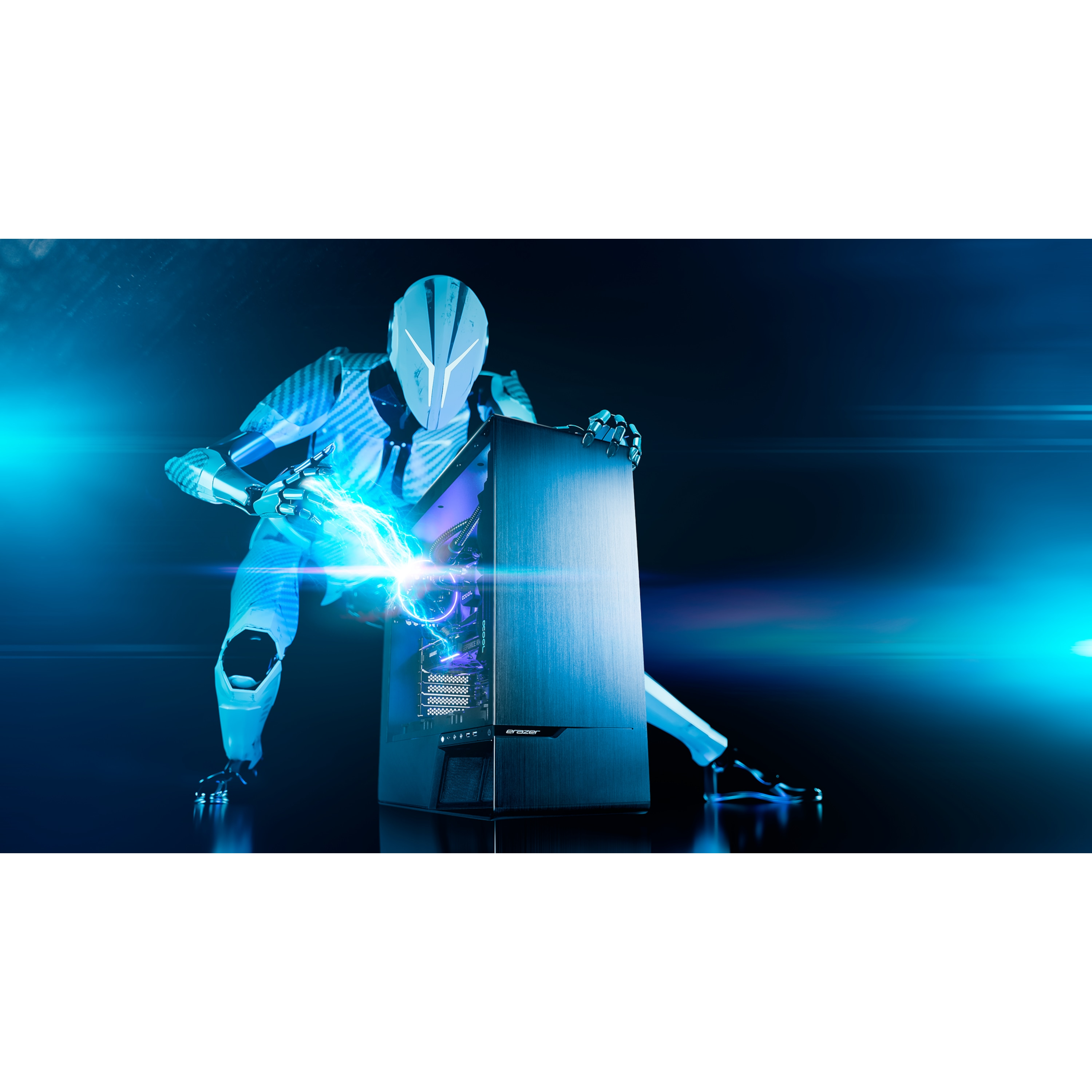 Robot con fulmini, vicino a un computer. Robot blu e bianco che tiene l'elettricità davanti a un case nero del computer.