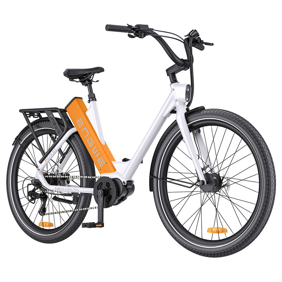 Bicicletta elettrica bianca e arancione. Pneumatici, portapacchi e manubrio neri. Isolato su bianco.