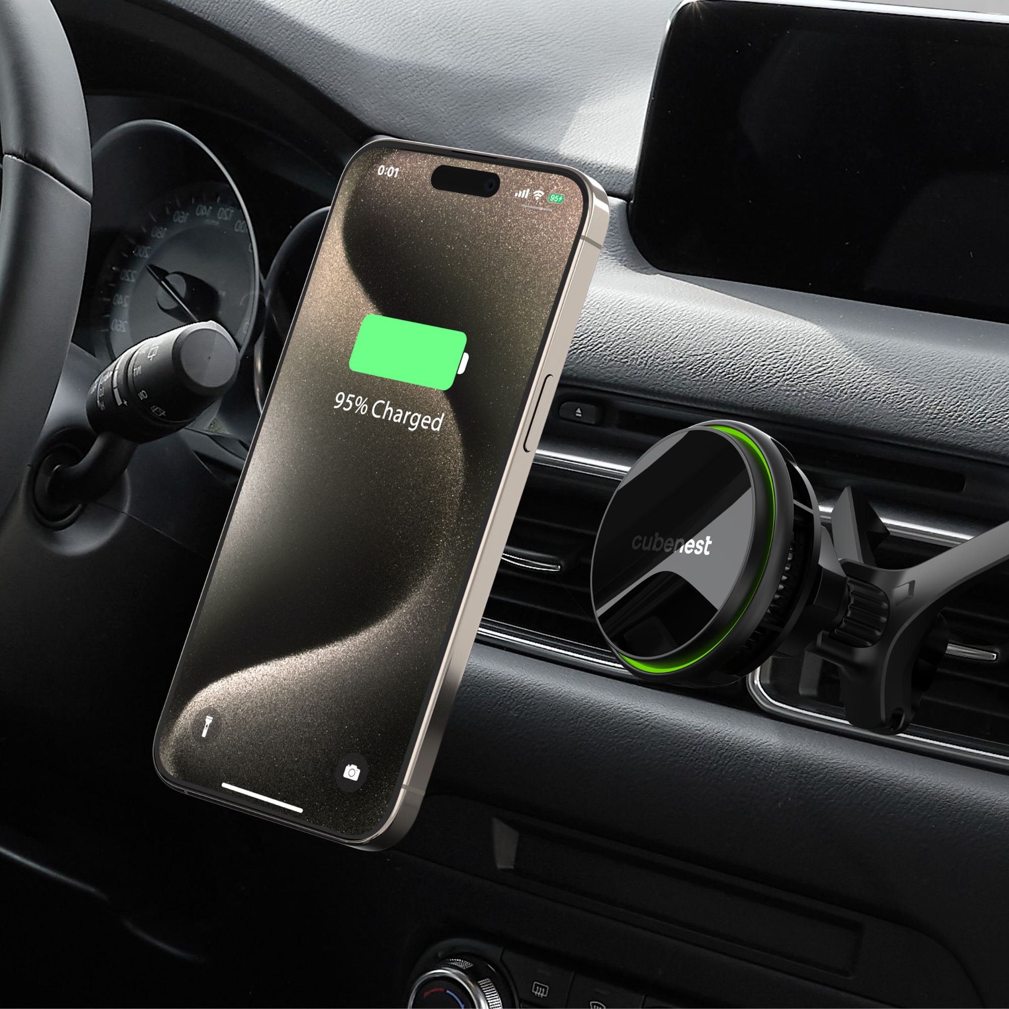 Ein Telefon, das in einer Autohalterung geladen wird, 95% geladen, im Auto.