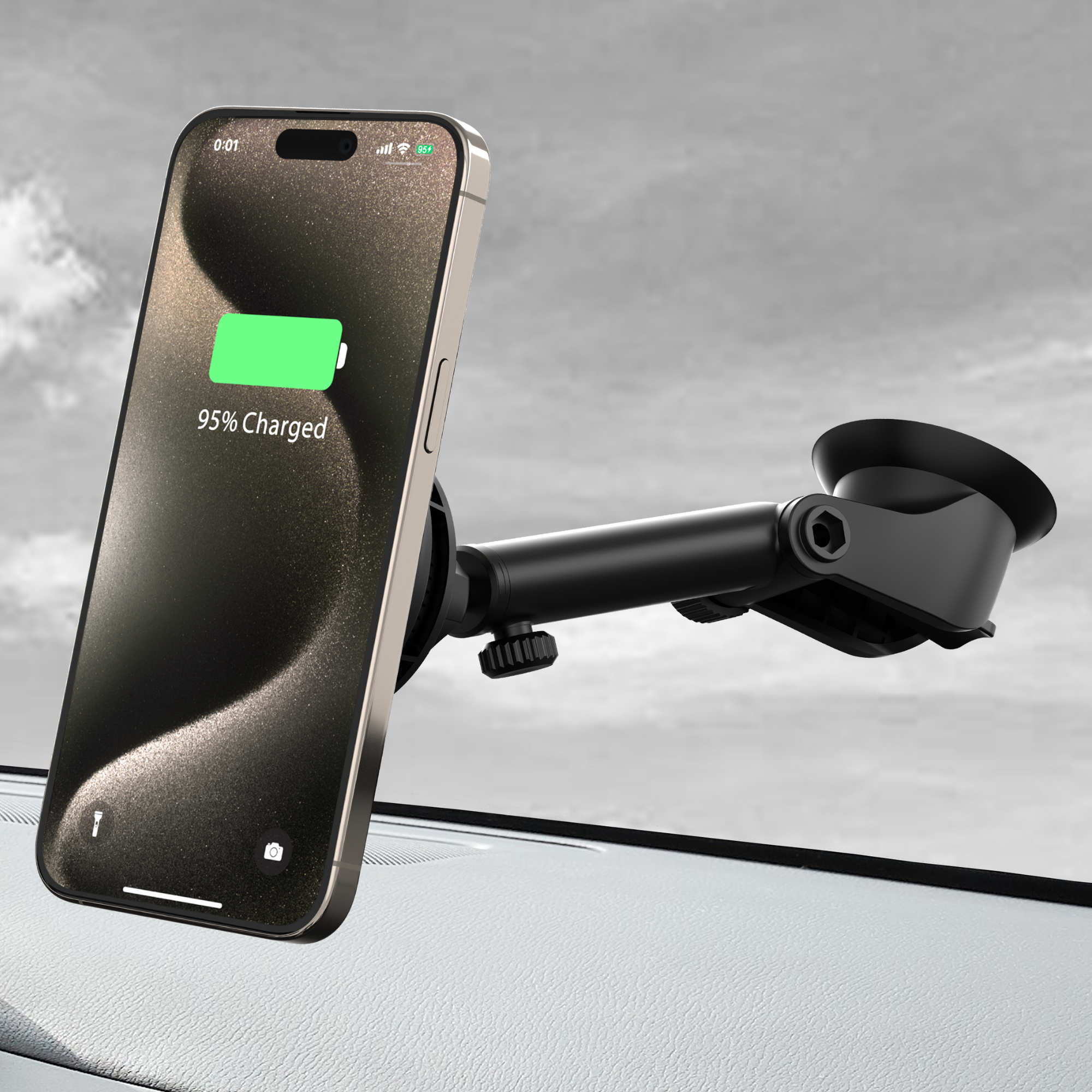 Schwarzes Telefon in Autohalterung, 95% geladen. Bewölkter Himmel im Hintergrund. Auf dem Armaturenbrett.