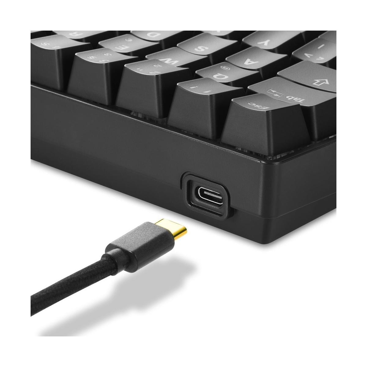 Tastiera meccanica nera con porta USB-C, collegata a un cavo.