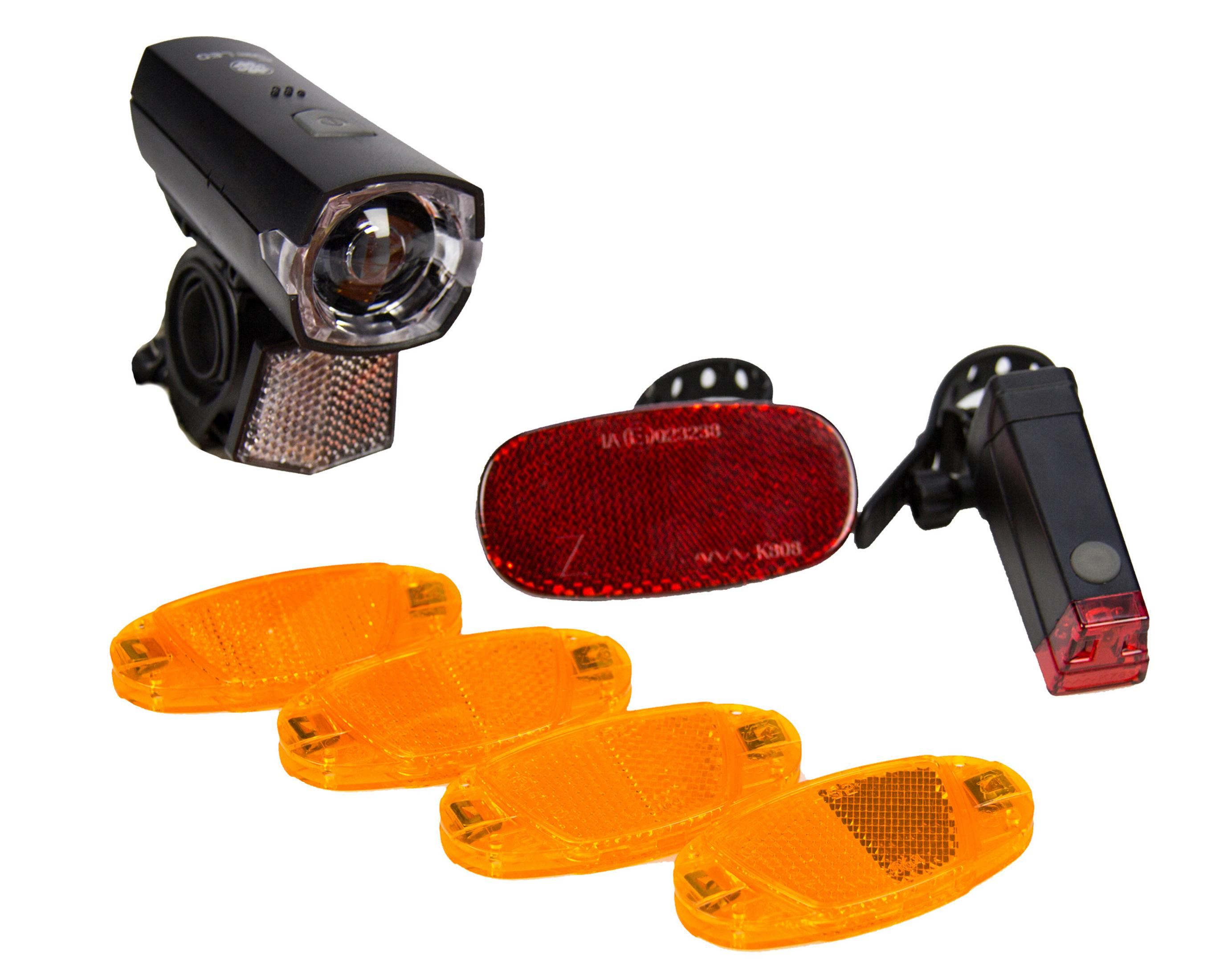 Fahrradlichter und Reflektoren. Schwarzer Scheinwerfer, roter Reflektor und orangefarbene Reflektoren.
