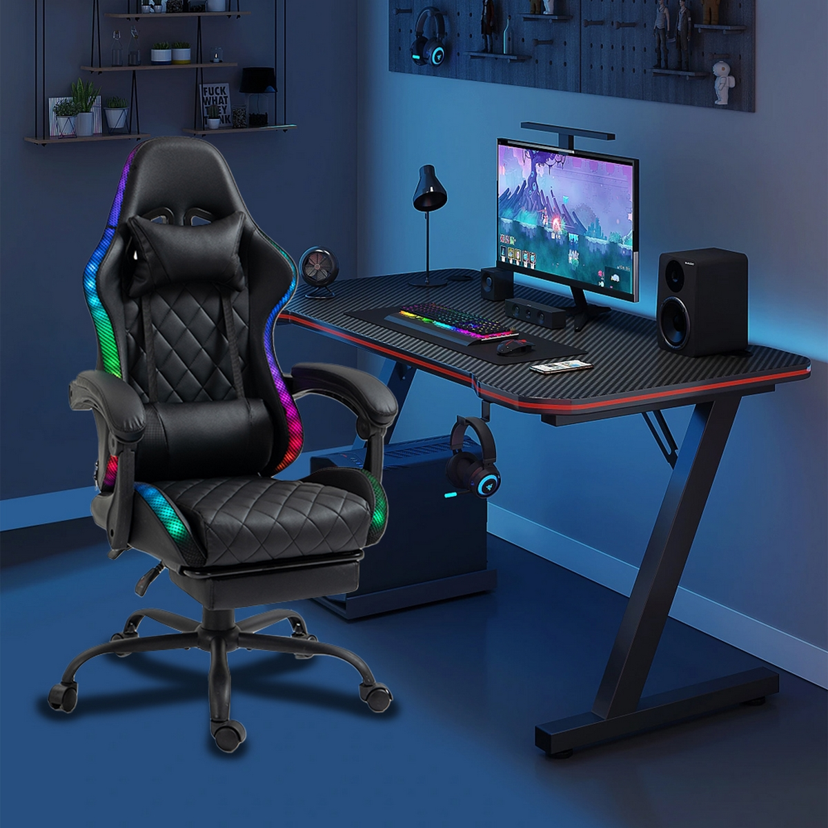 Gaming-Setup: schwarzer Schreibtisch, Stuhl mit RGB-Beleuchtung, Monitor, Tastatur, Kopfhörer und Lautsprecher.