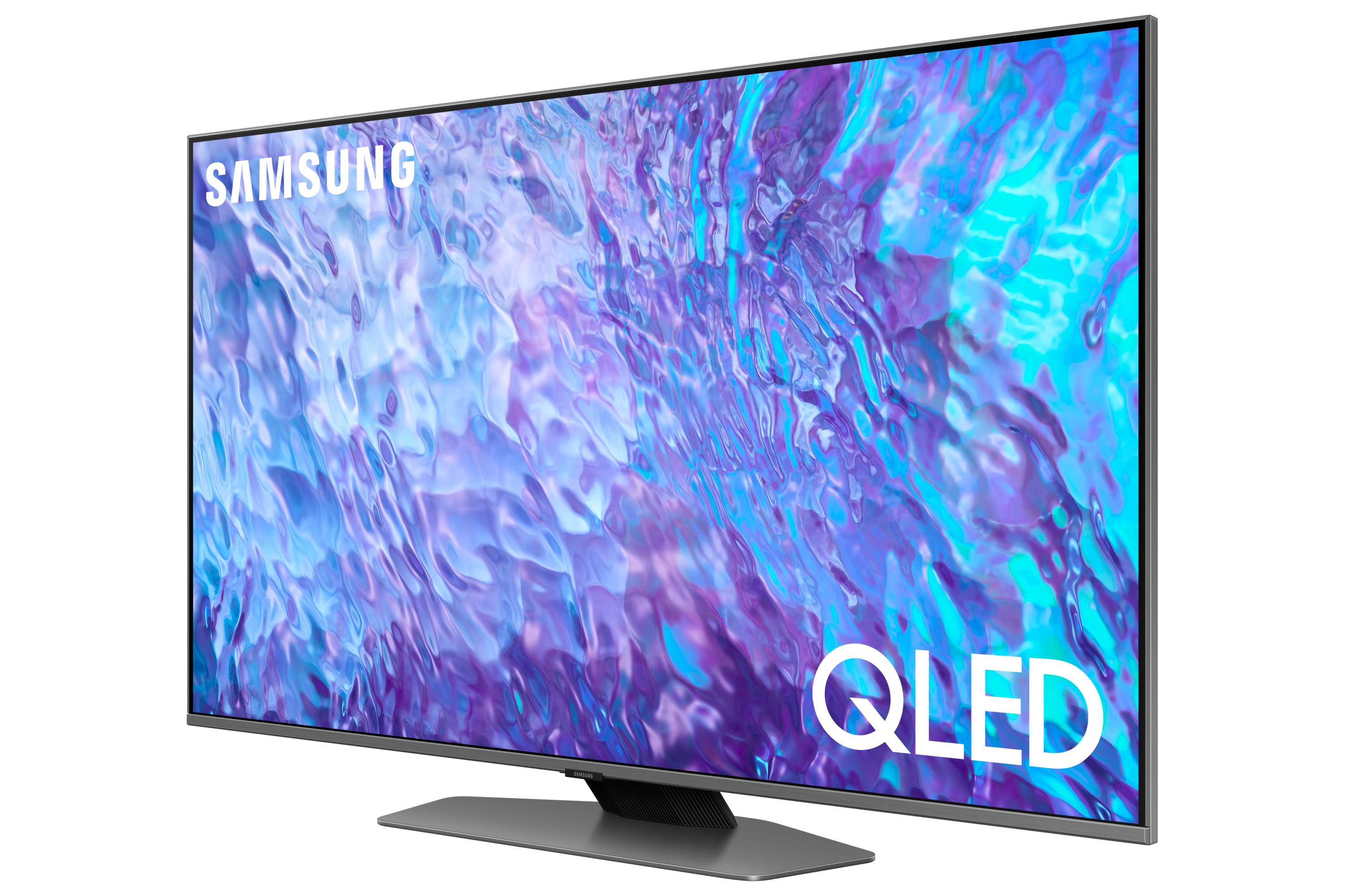 Telewizor Samsung QLED ze srebrną podstawą, ustawiony pod kątem od lewej. Tło jest białe.