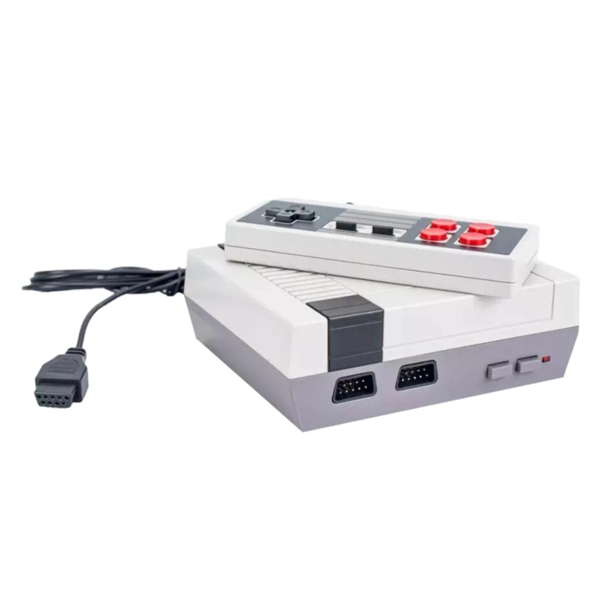 Una consola de videojuegos gris y blanca clásica con un mando encima. El mando tiene botones rojos y grises.