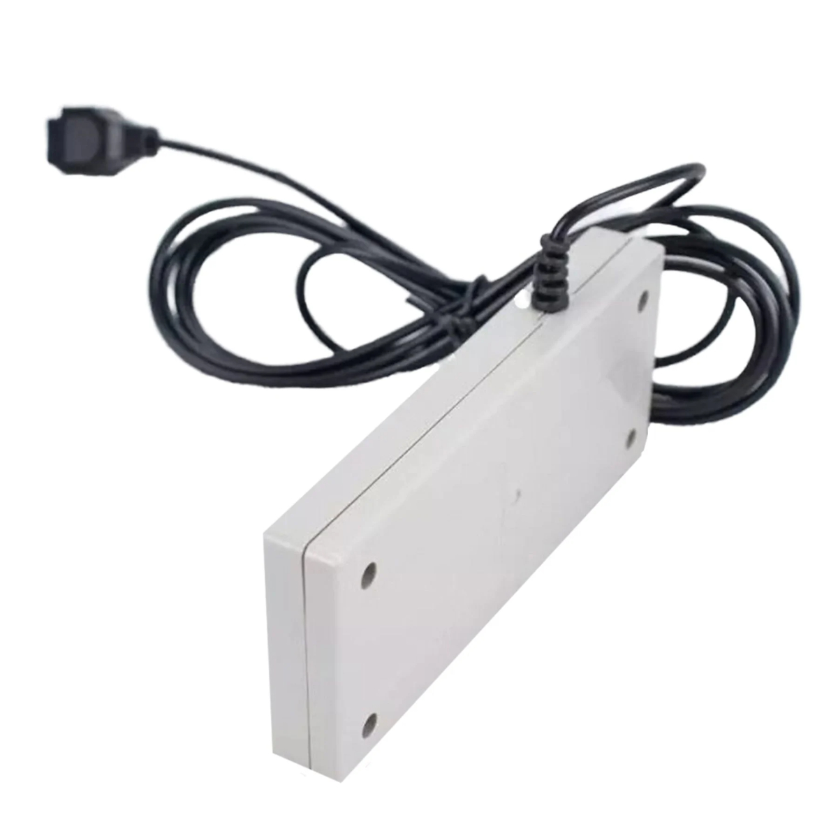 Dispositivo rectangular blanco con cable y conector negros. Aislado sobre blanco.
