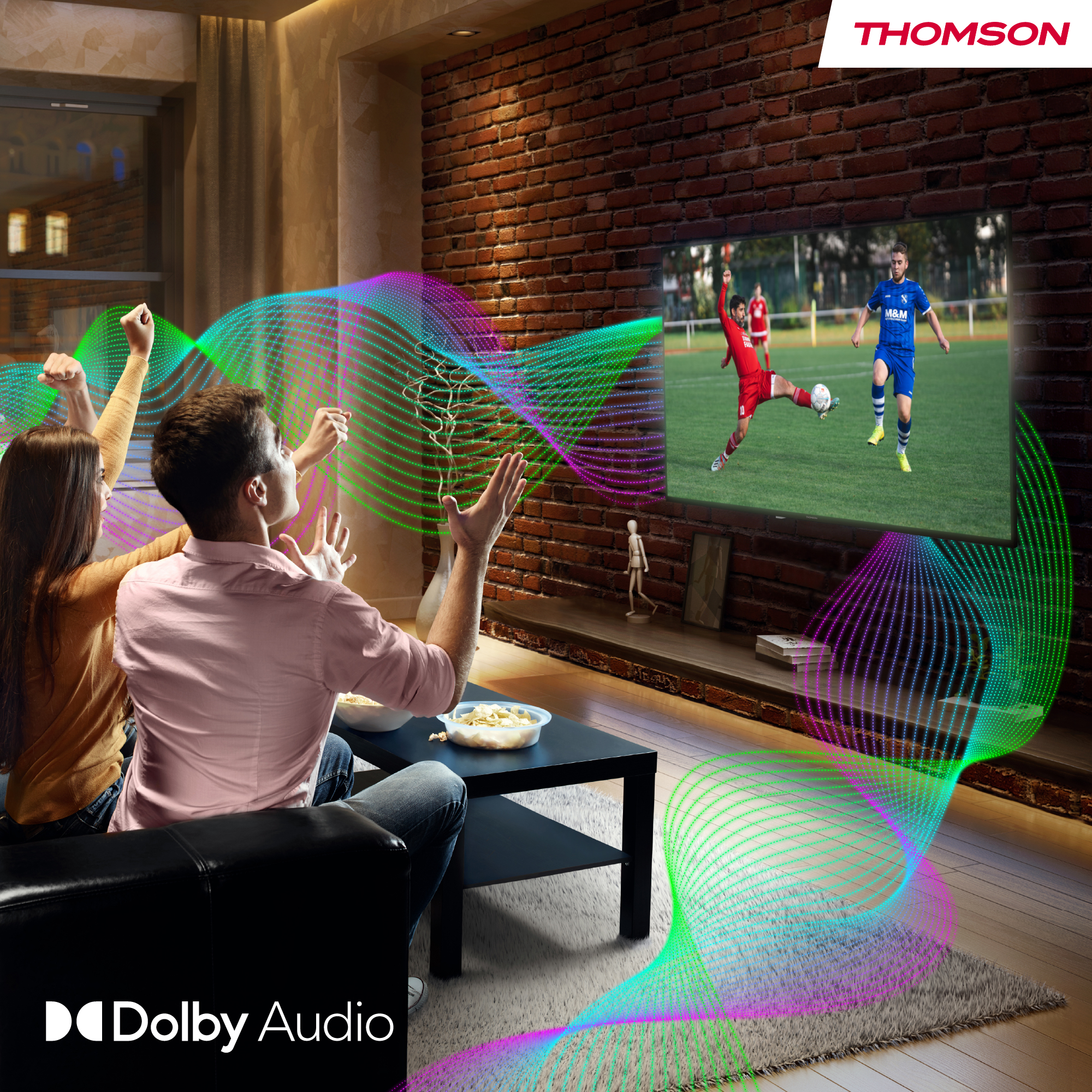 Mensen kijken naar een voetbalwedstrijd op tv, met geluidsgolven. Thomson-logo en Dolby Audio-logo zijn zichtbaar.