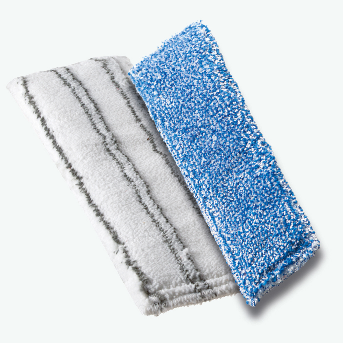 Dwie głowice mopa z mikrofibry, jedna biała z szarymi paskami, druga niebieska. Białe tło.