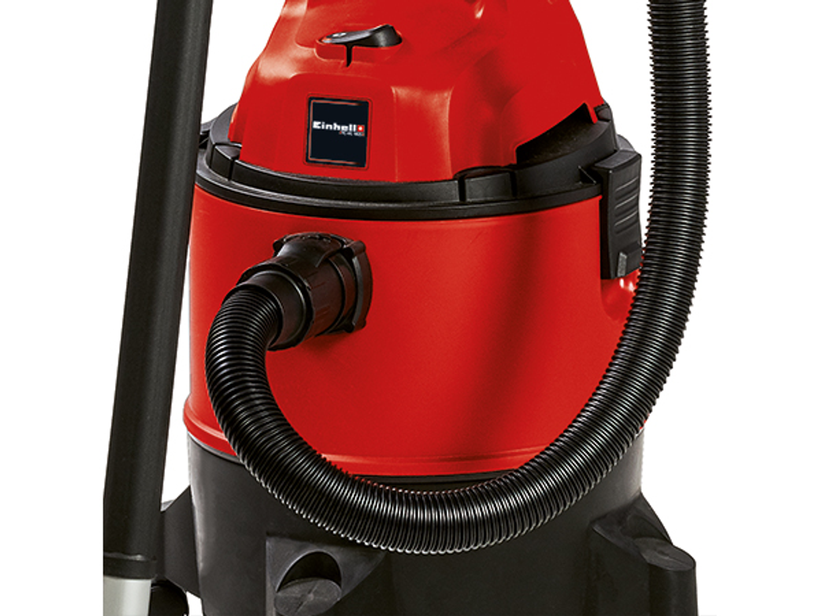 Aspirateur rouge avec tuyau noir. Gros plan sur fond blanc.