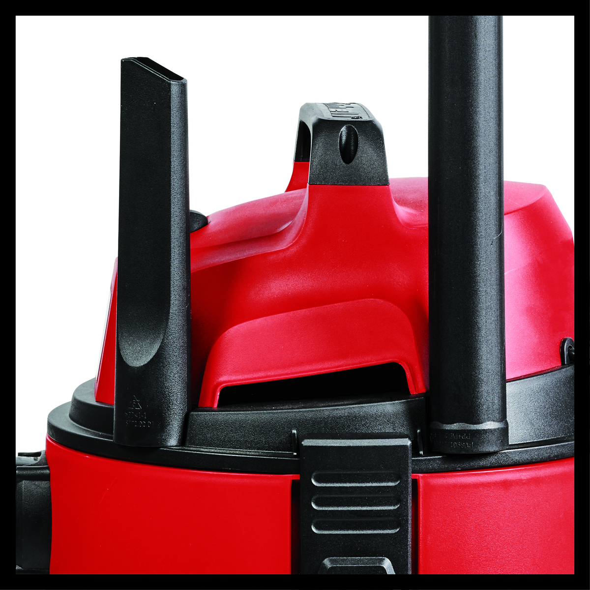 Un aspirateur rouge avec une poignée, une buse et des accents noirs.