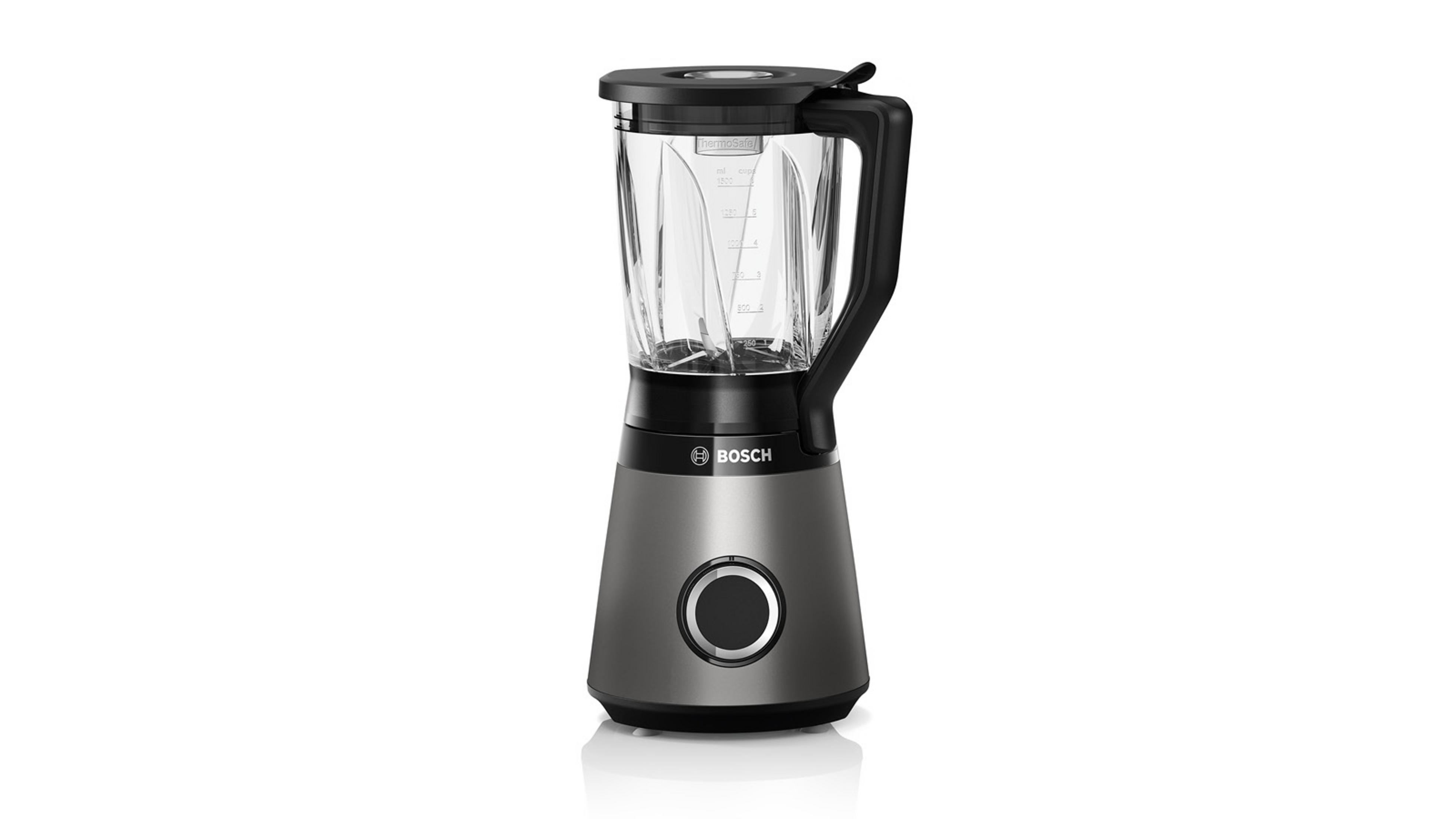 Un frullatore Bosch in studio, con design in acciaio inox e nero, su sfondo bianco.